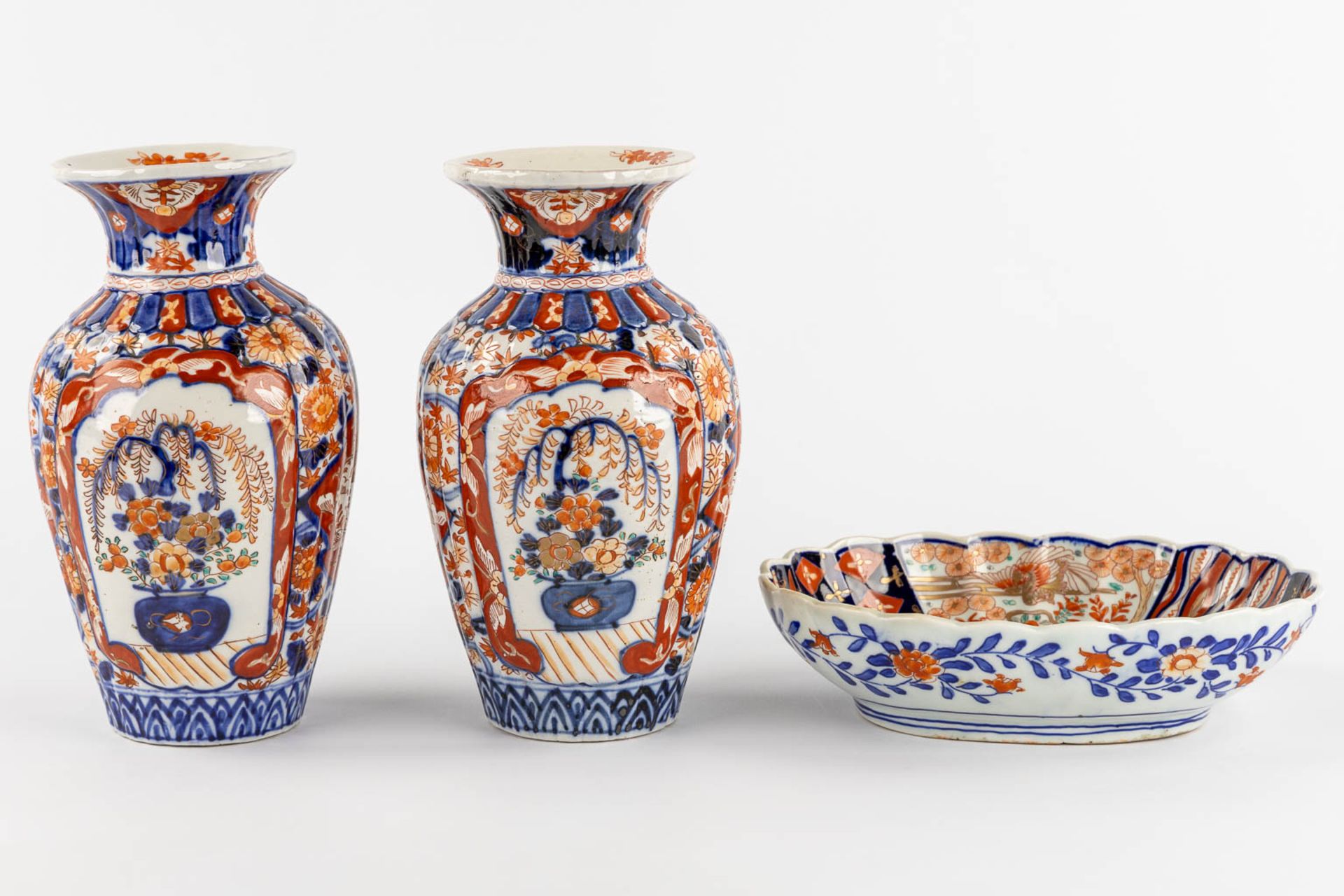 A pair of vases and a bowl, Japanese Imari porcelain. (H:25 x D:14 cm) - Image 5 of 11