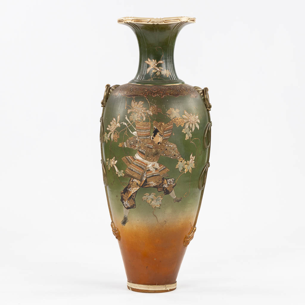 A decorative Japanese vase with Warrior scène. (H:89 x D:35 cm)