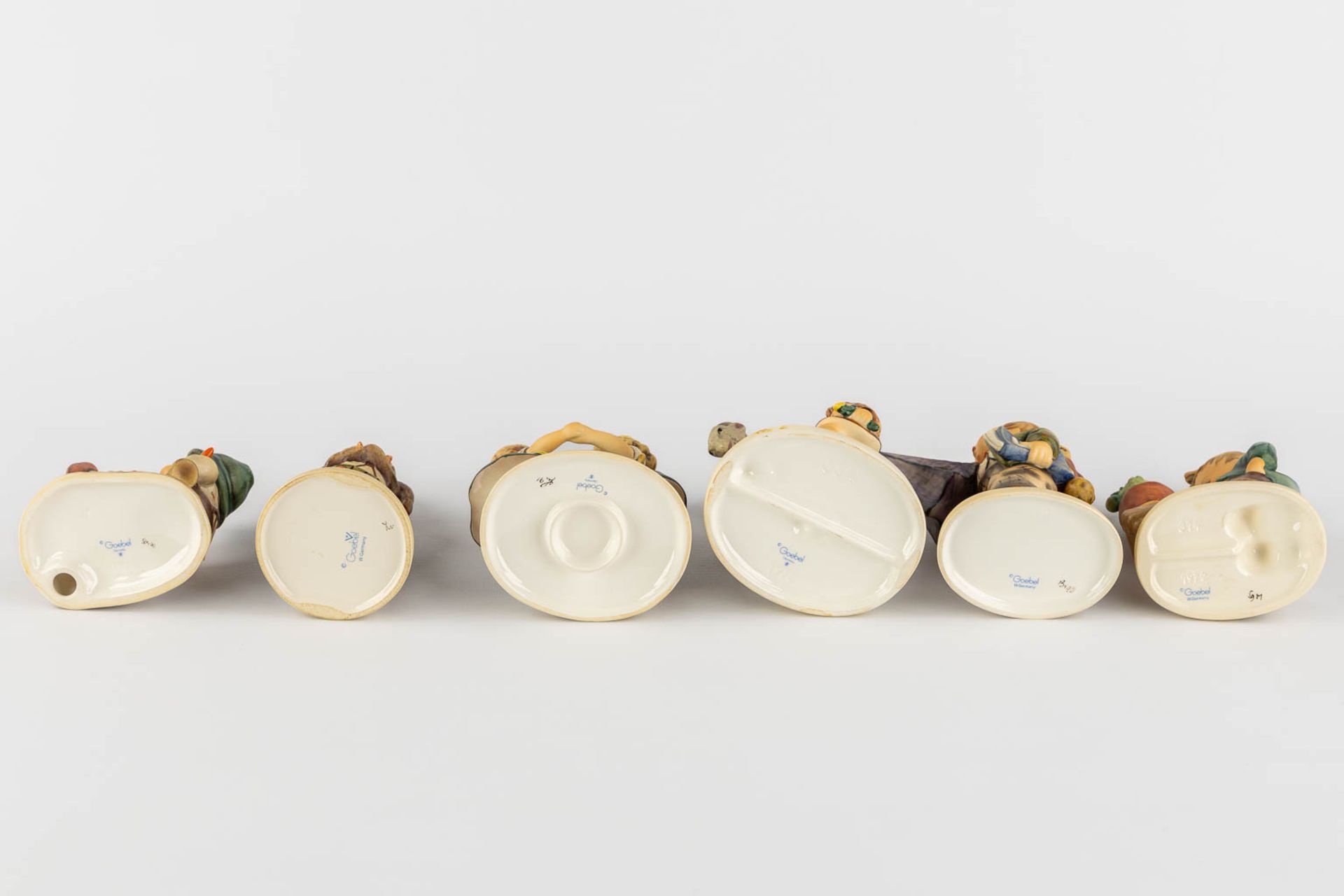 Hummel, 12 figurines, polychrome porcelain. (H:15,5 cm) - Bild 5 aus 9