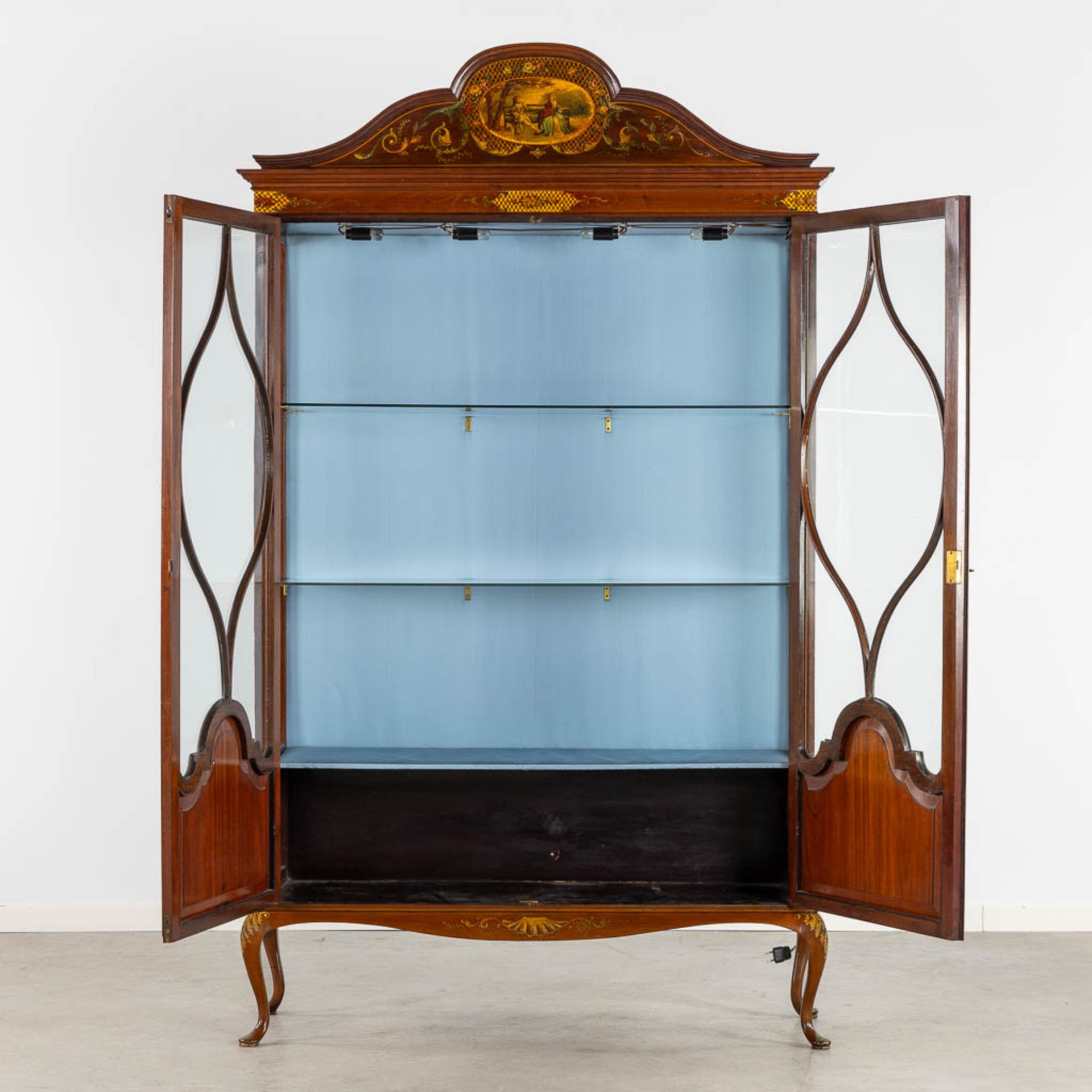 An attractive English display cabinet, hand-painted decors. Circa 1920. (L:39 x W:124 x H:210 cm) - Bild 3 aus 13
