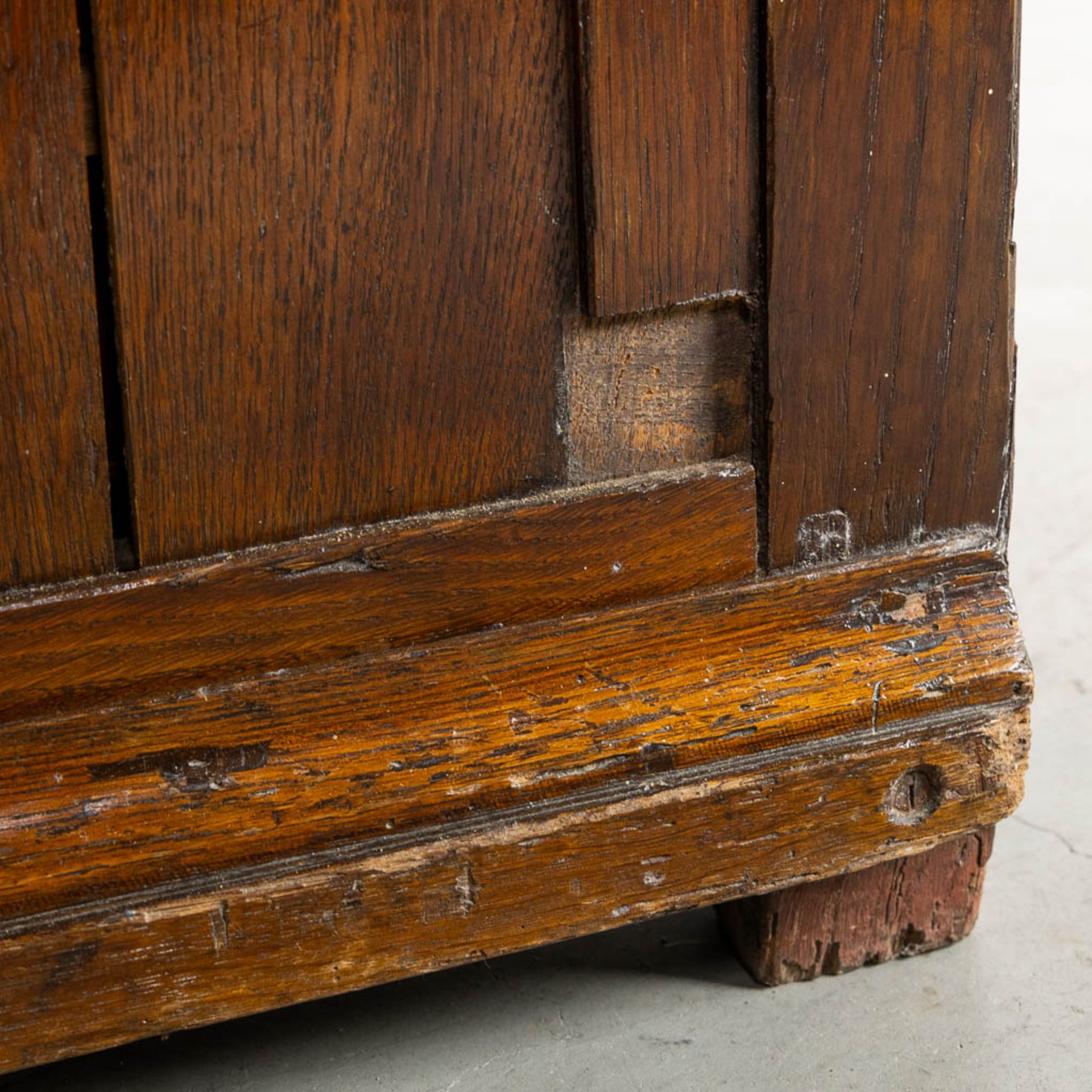 An antique commode, doors and drawers. Sculptured oak, 18th C. (L:55 x W:108 x H:109 cm) - Bild 12 aus 14