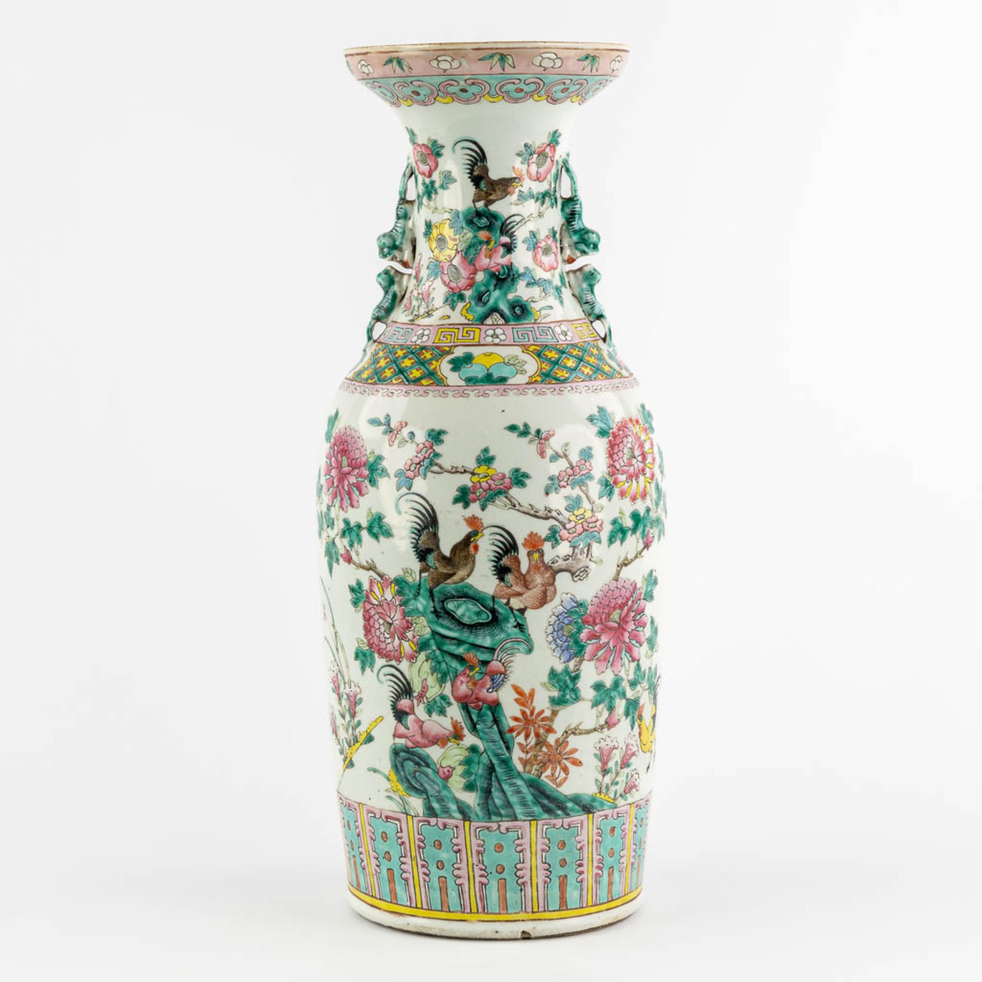 A large Chinese Famille Rose vase decorated with Chicken and Flora. (H:59 x D:23 cm) - Bild 5 aus 11