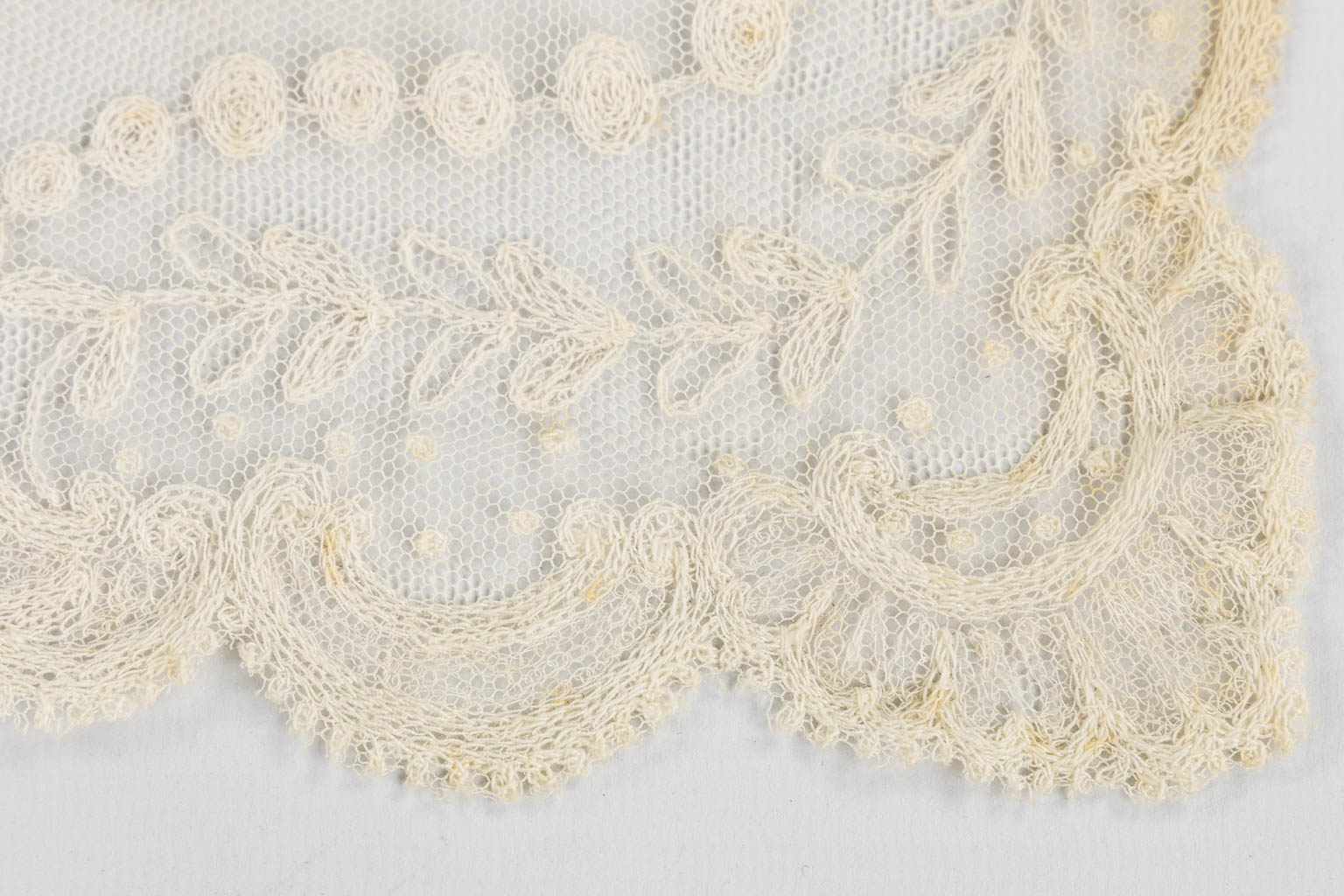 A large piece of antique lace, Lierse, Belgium. 19th C. (L:36,5 x W:130 cm) - Image 6 of 8