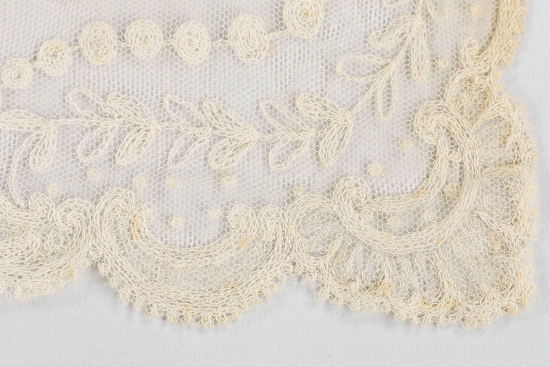 A large piece of antique lace, Lierse, Belgium. 19th C. (L:36,5 x W:130 cm) - Bild 6 aus 8