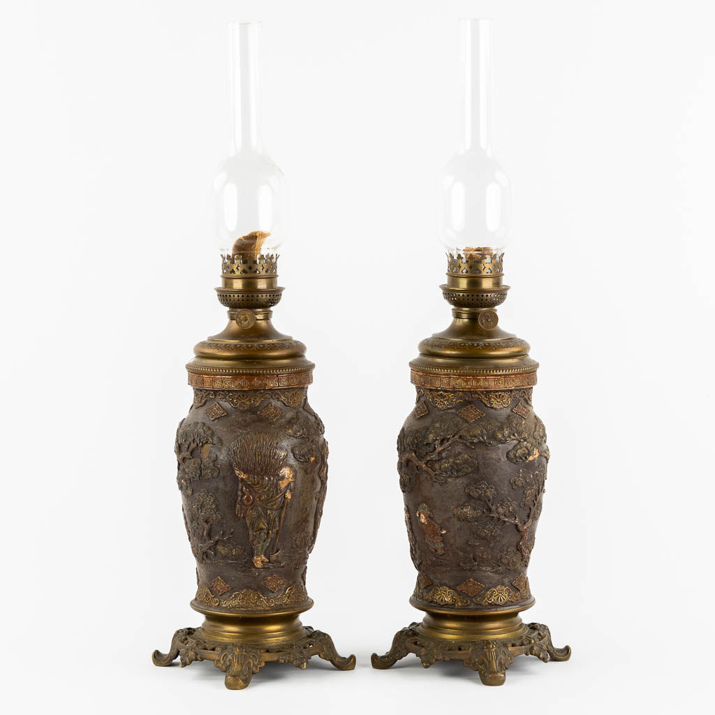 An Oriental pair of oil lamps, terracotta mounted with bronze. Circa 1900. (H:66 x D:18 cm) - Image 4 of 17