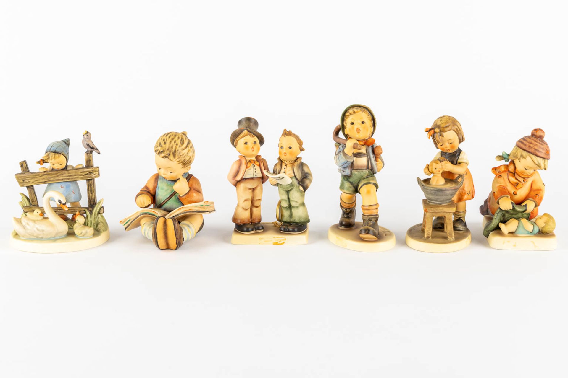 Hummel, 12 figurines, polychrome porcelain. (H:18,5 cm) - Image 7 of 10