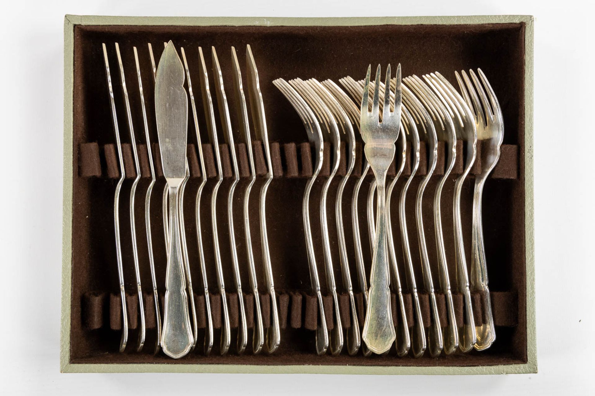 A large collection of silver-plated cutlery, added 12 Delheid silver ice spoons, 309g.  - Bild 13 aus 16