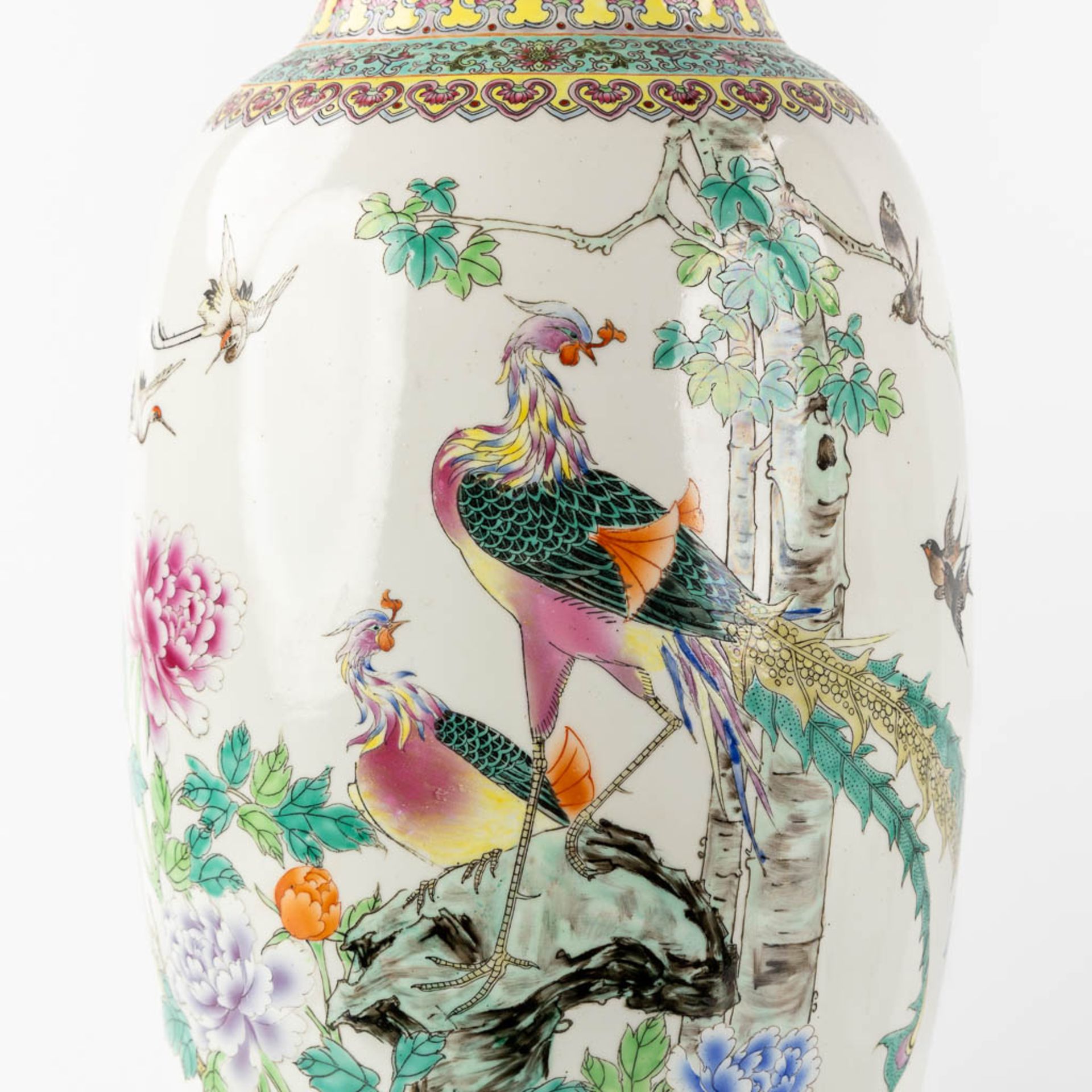 A decorative pair of Chinese vases with a Phoenix decor, 20th C. (H:62 x D:26 cm) - Image 12 of 16