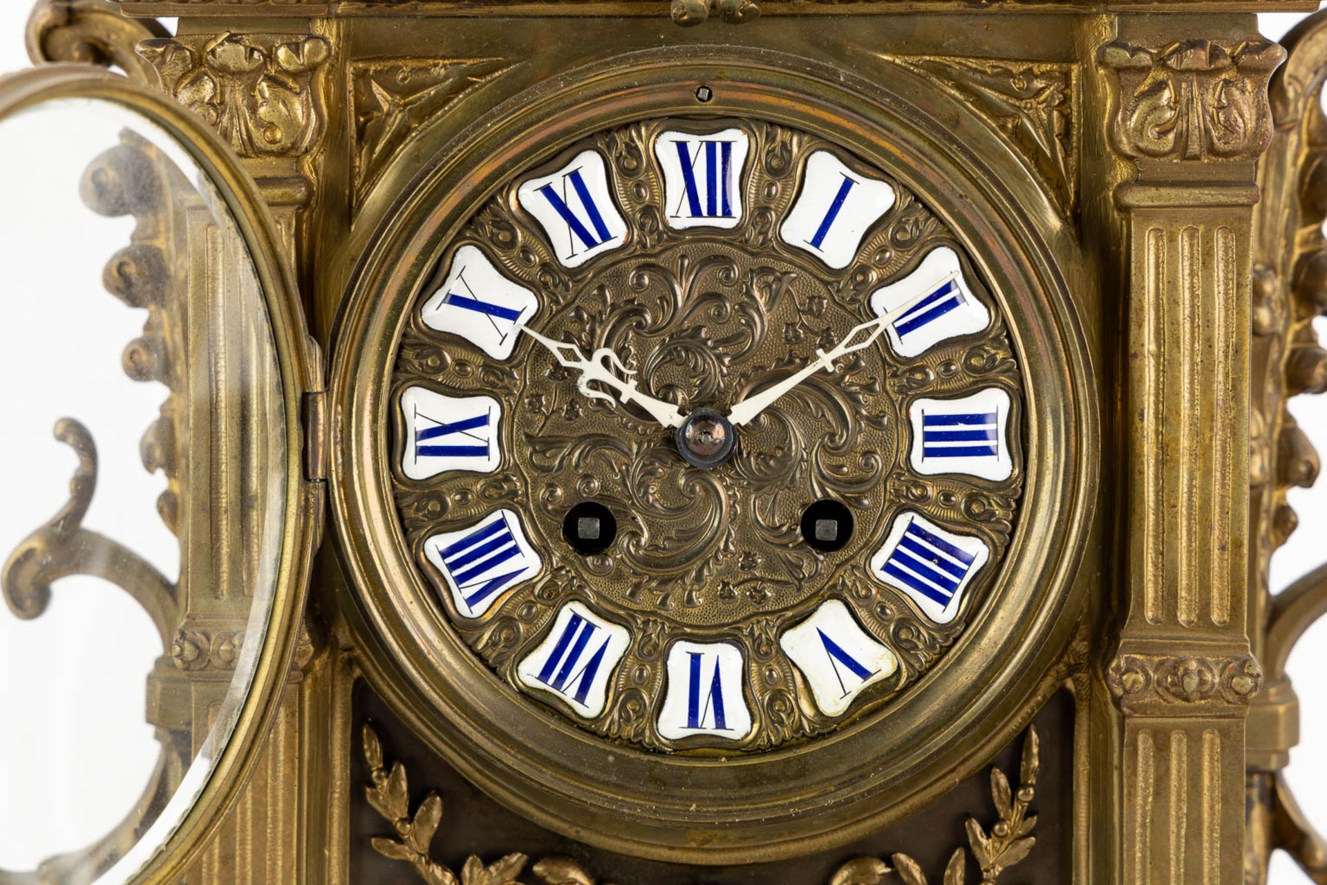 A three-piece mantle garniture clock and candelabra, patinated bronze. (L:16 x W:33 x H:50 cm) - Bild 12 aus 13