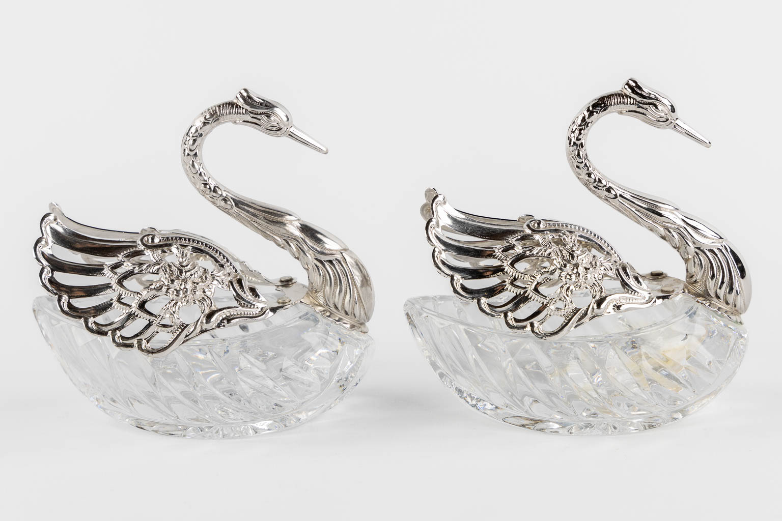 A large collection of silver and silver-plated objects, table accessories and serving ware. (L:16 x - Image 26 of 29