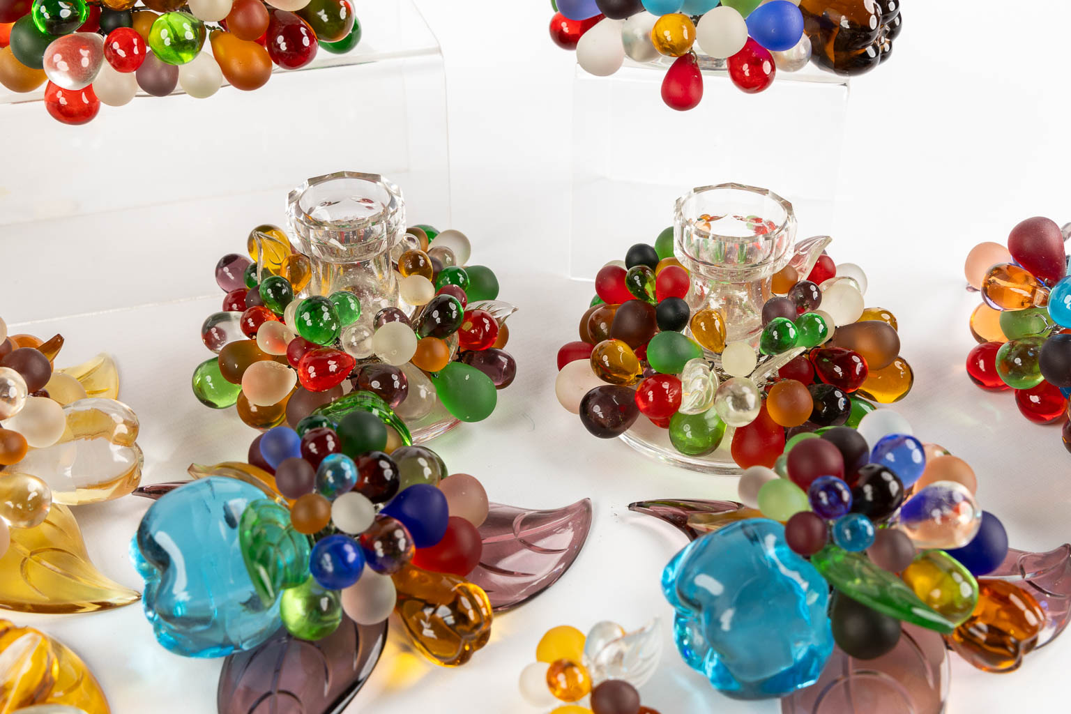 A large collection of table decoration and ornaments, coloured glass. (H:16 x D:16 cm) - Image 7 of 11