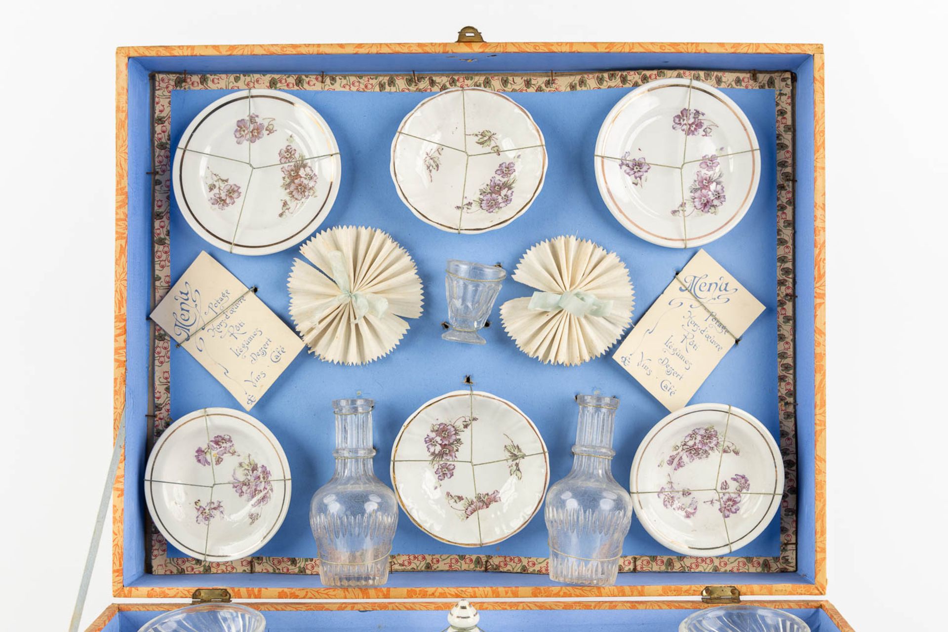 A children's porcelain service and flatware, 'Dinette', in the original box. (L:28 x W:36 x H:12 cm) - Image 4 of 10