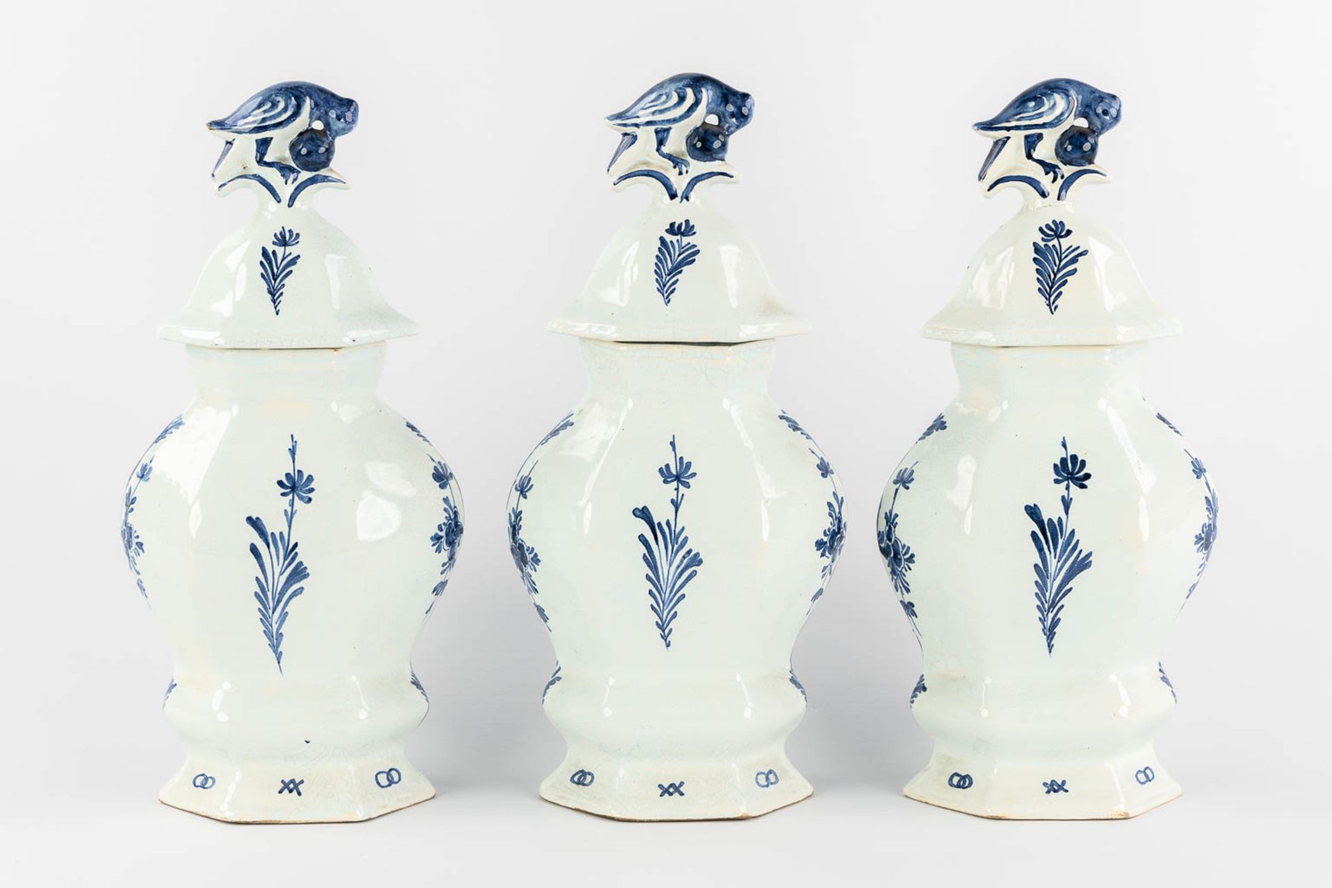 Oud Delft, Nijmegen. A 5-piece 'Kaststel', faience. (L:12 x W:18 x H:38 cm) - Image 5 of 18