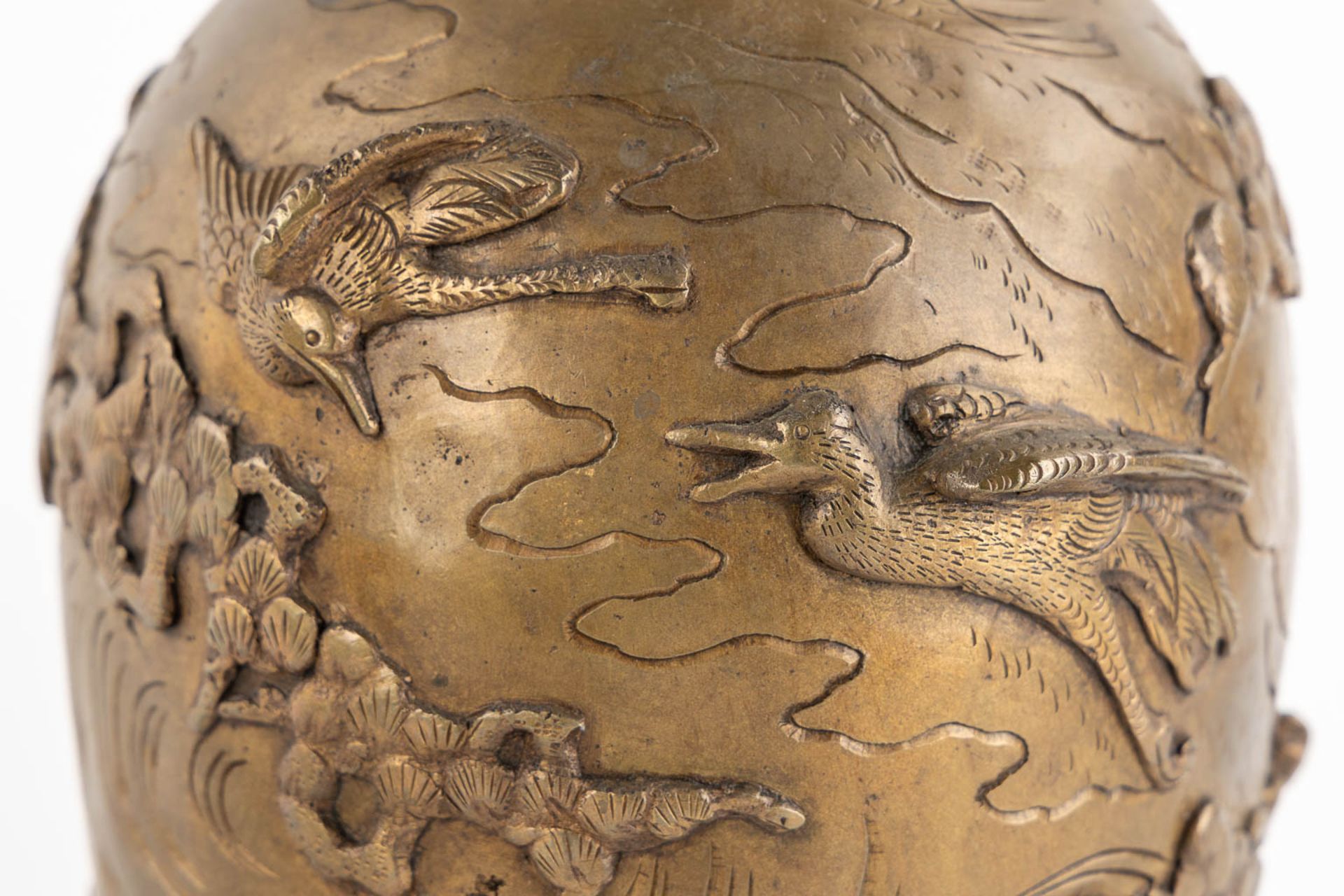 A pair of Oriental vases, depicting flying birds and trees. Patinated bronze. (H:27 x D:16 cm) - Image 12 of 16
