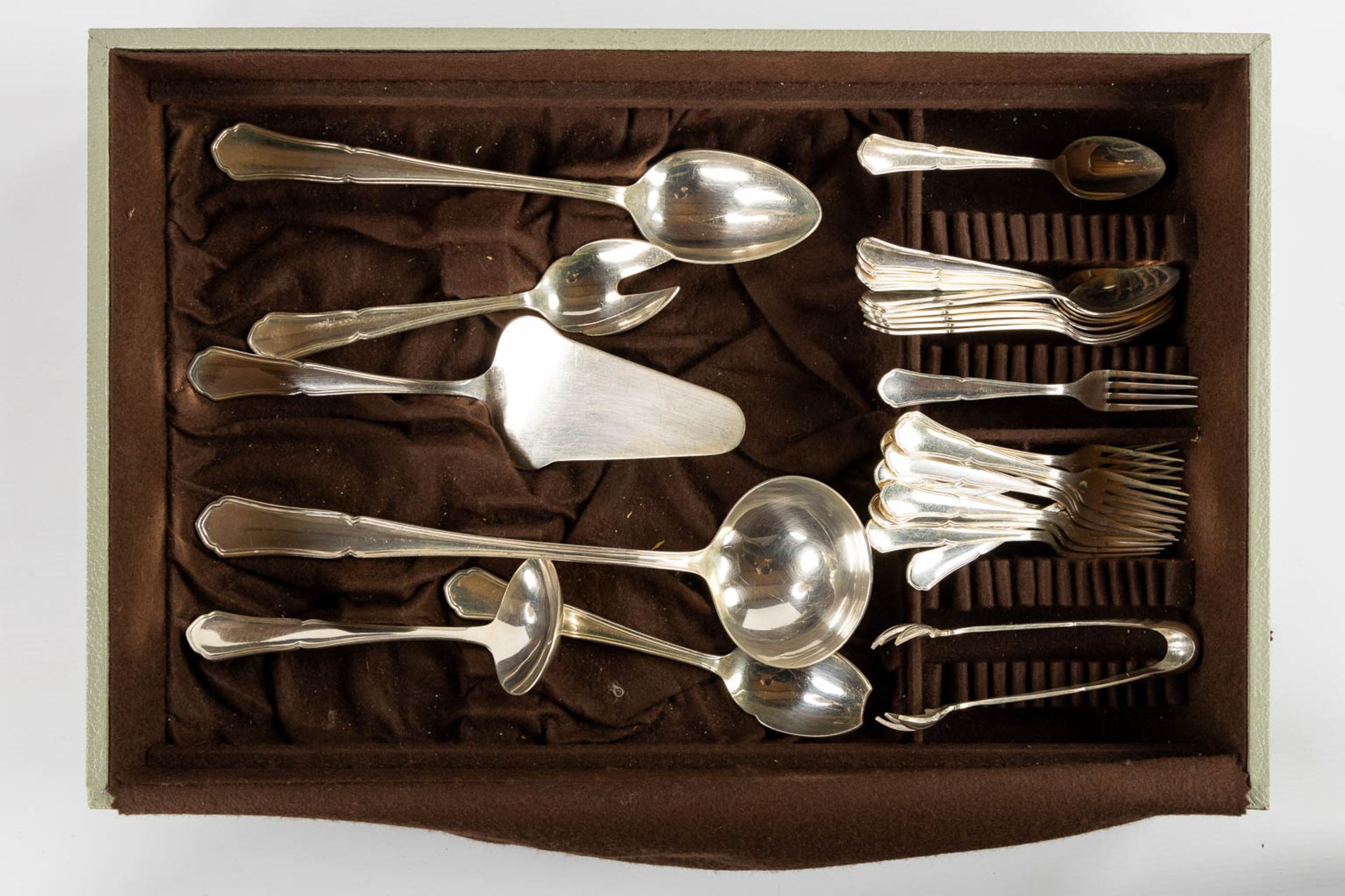 A large collection of silver-plated cutlery, added 12 Delheid silver ice spoons, 309g.  - Bild 15 aus 16