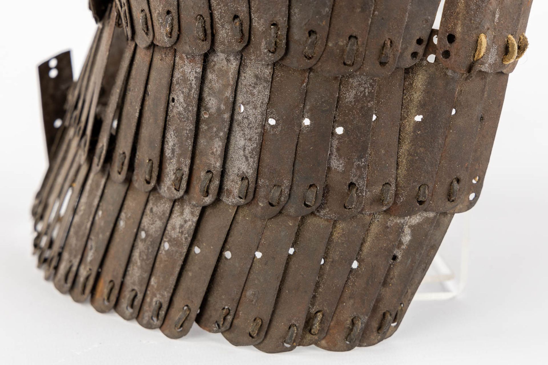 A Tibetan military helmet, iron and leather. 18th/19th C. (L:20 x W:24 x H:42 cm) - Bild 9 aus 11