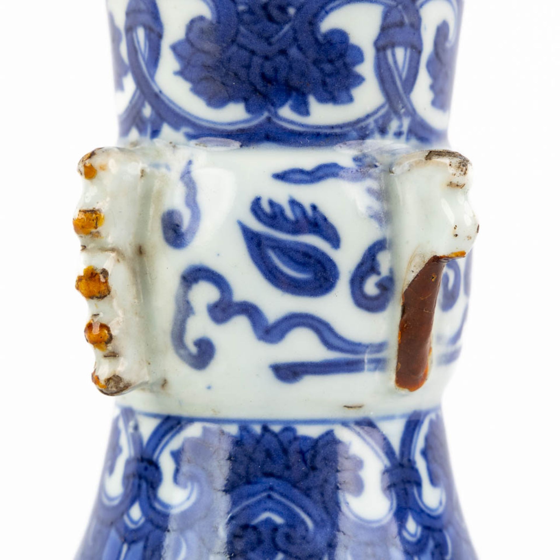 A Chinese Beaker vase, blue-white, Kangxi or Yongzheng period. (H:20 x D:15,5 cm) - Image 10 of 11