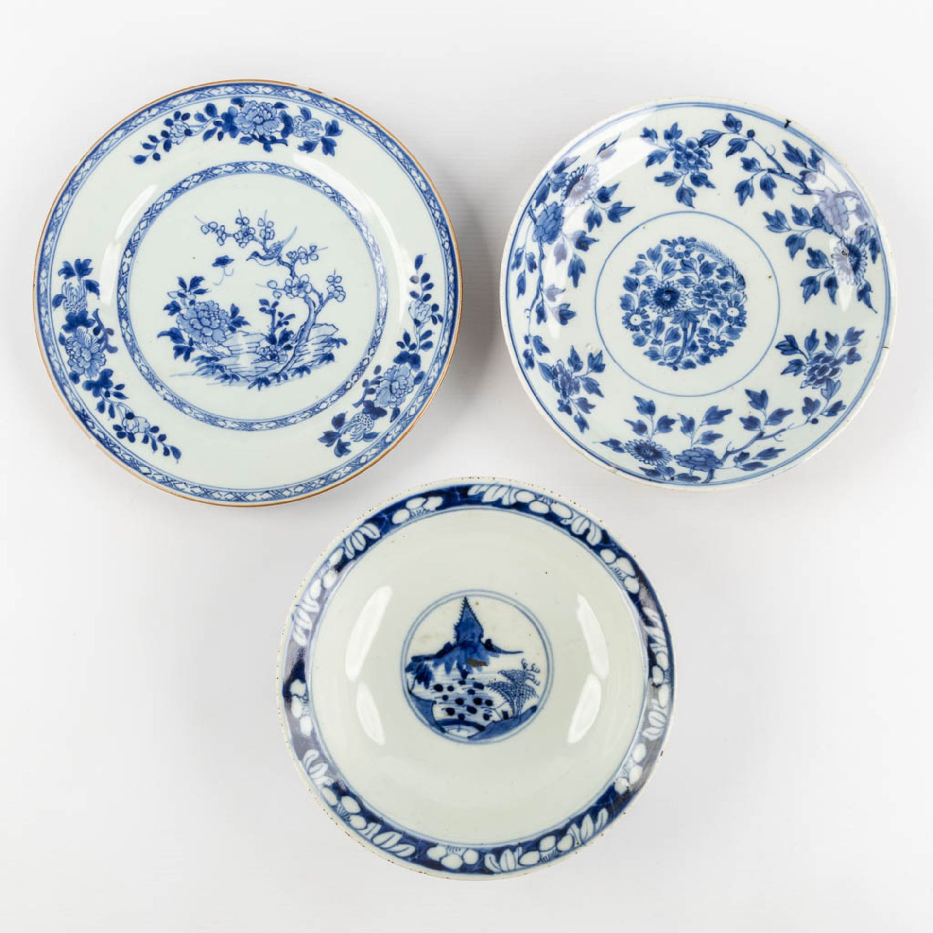 Fifteen Chinese cups, saucers and plates, blue white and Famille Roze. (D:23,4 cm) - Image 5 of 15