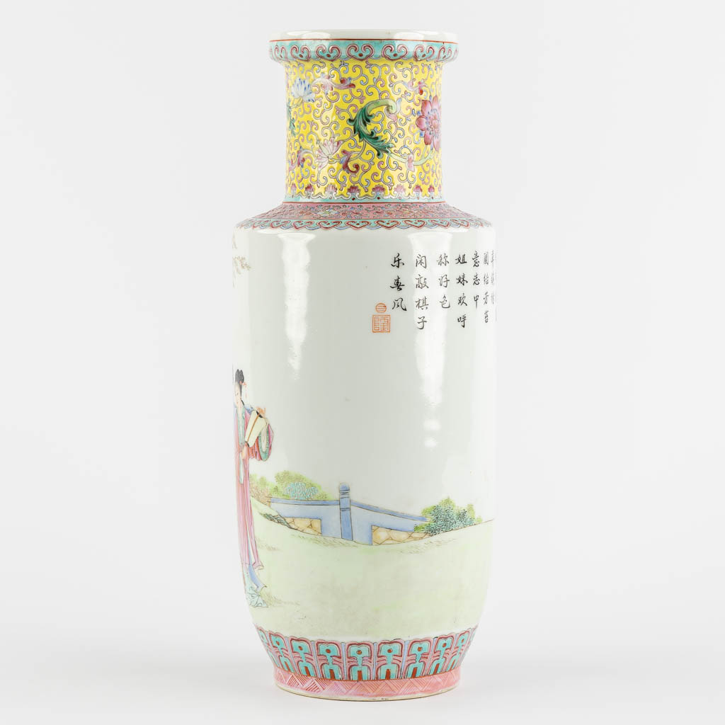 A Chinese vase with fine decor of ladies, 20th C. (H:35 x D:14 cm) - Image 4 of 11