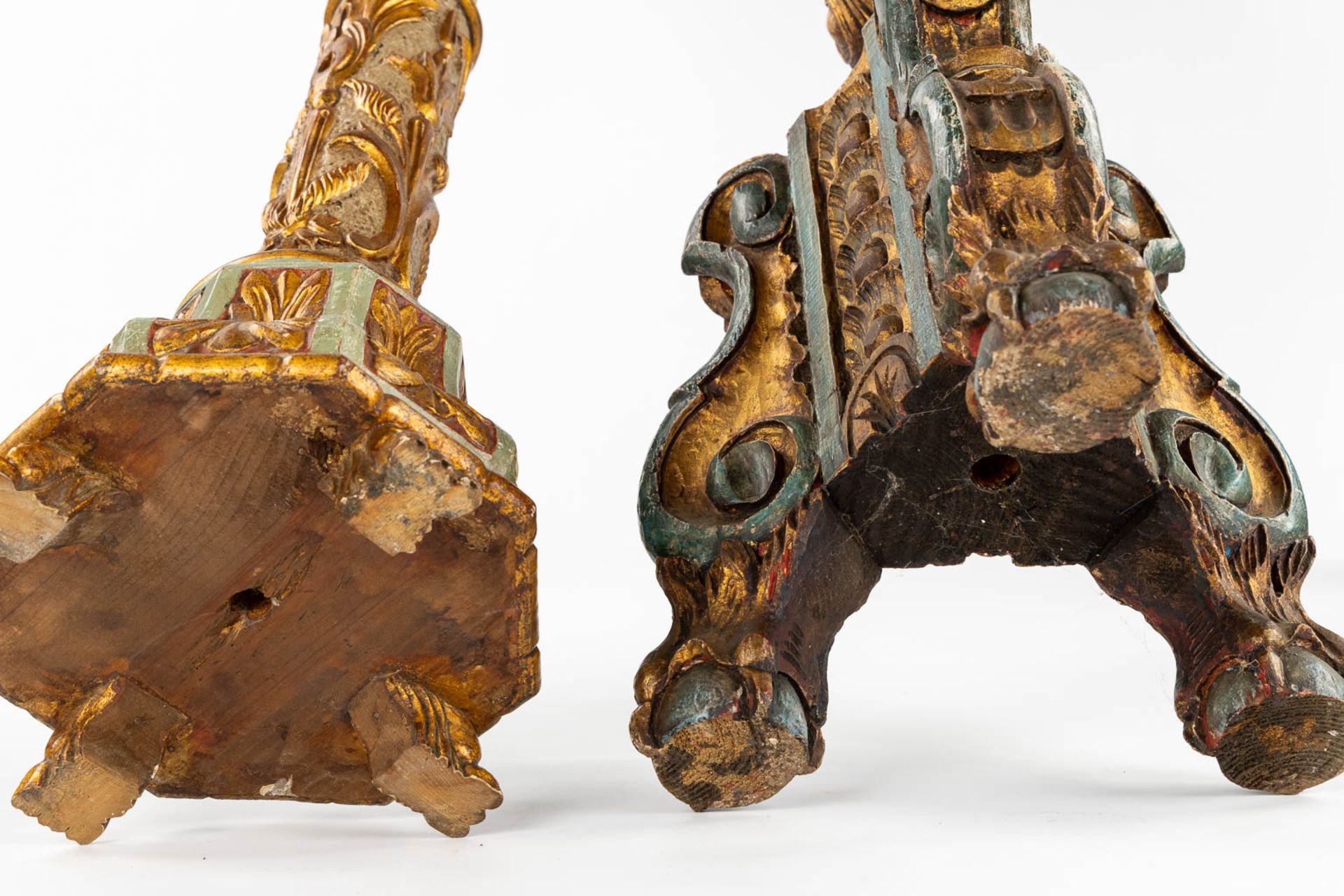 A pair of standing lamps, sculptured and patinated wood. Circa 1900. (H:144 cm) - Bild 10 aus 10