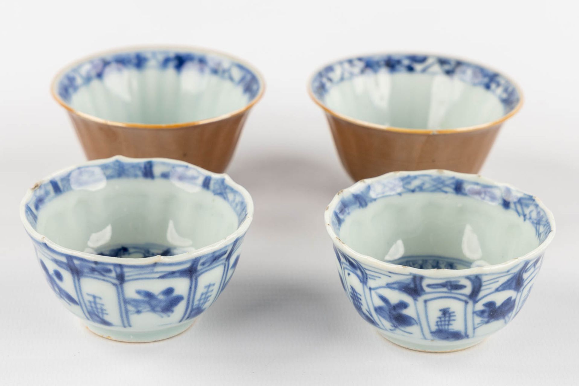 Fifteen Chinese cups, saucers and plates, blue white and Famille Roze. (D:23,4 cm) - Image 12 of 15