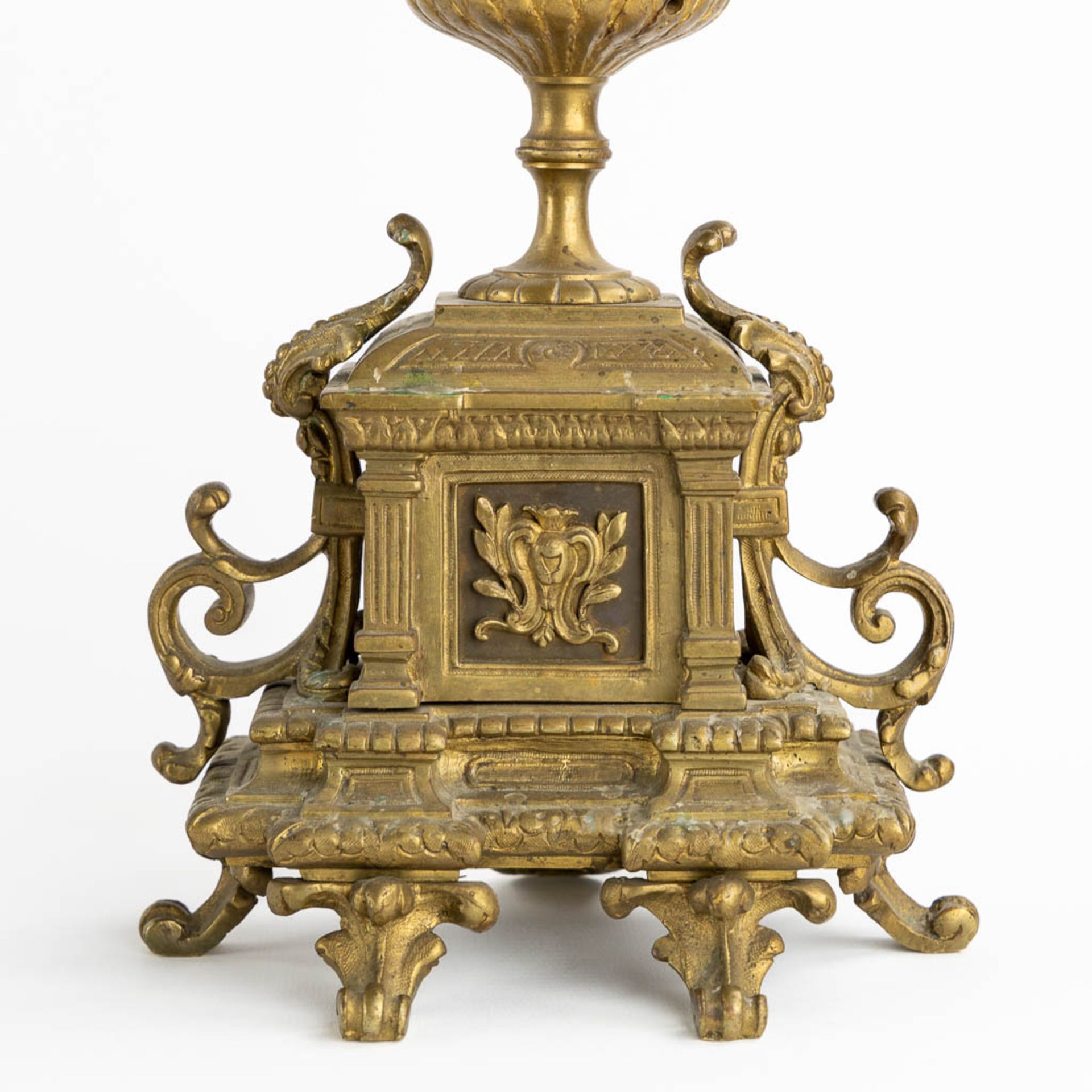 A three-piece mantle garniture clock and candelabra, patinated bronze. (L:16 x W:33 x H:50 cm) - Bild 10 aus 13