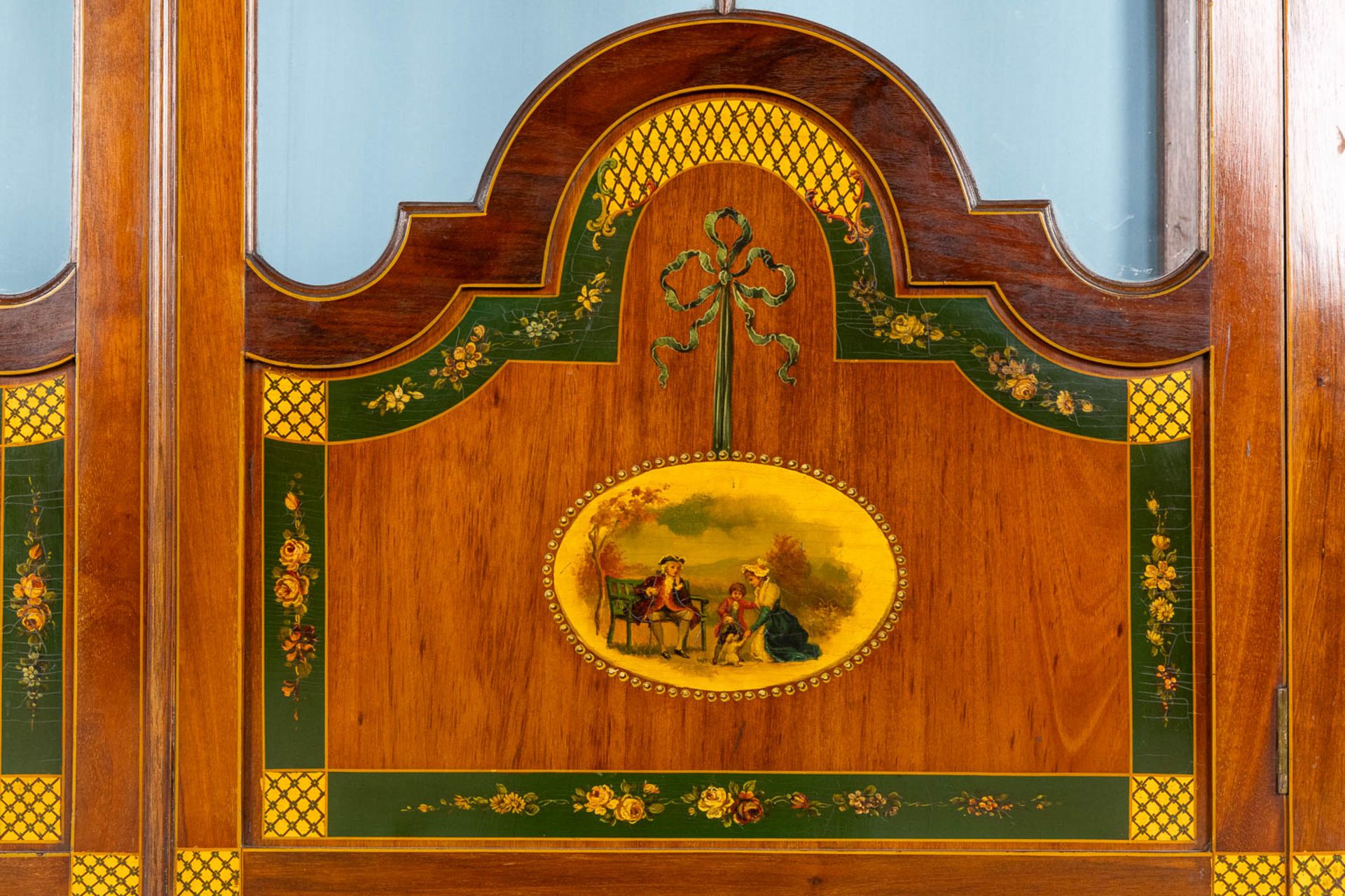 An attractive English display cabinet, hand-painted decors. Circa 1920. (L:39 x W:124 x H:210 cm) - Bild 8 aus 13