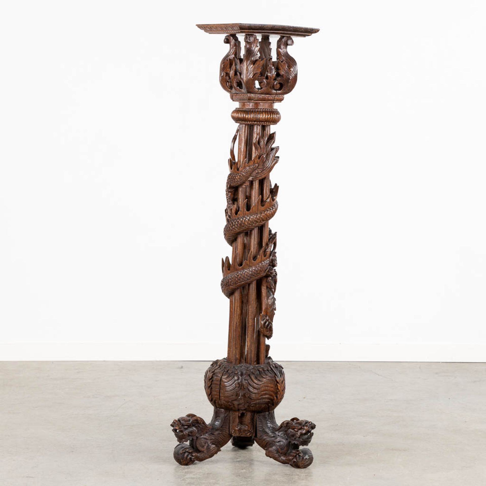 A Oriental hardwood pedestal with a sculptured dragon. (W:42 x H:125 cm) - Bild 5 aus 13