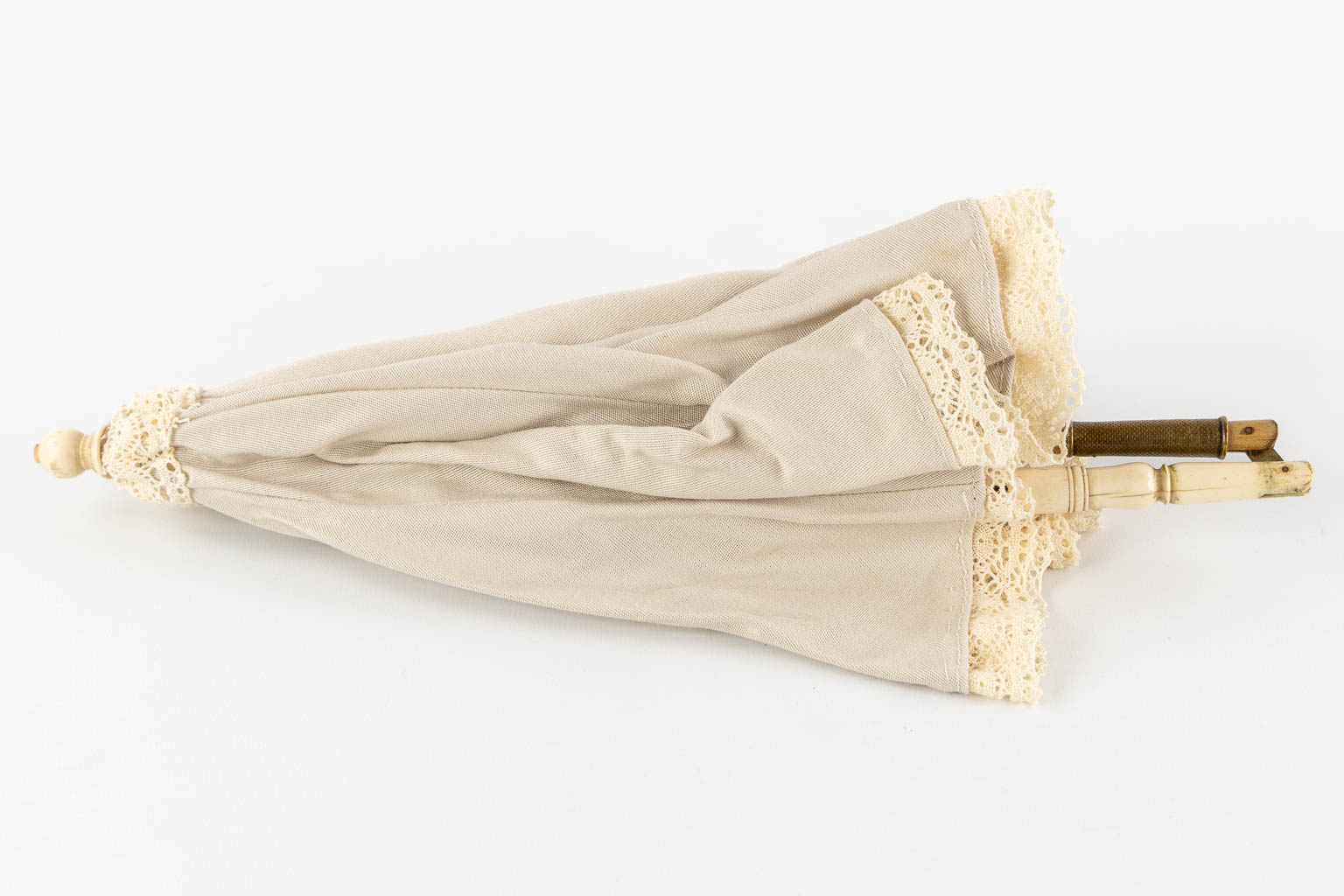 A sunshade with ivory handle, France, 19th C. (L:60 cm) - Image 11 of 11
