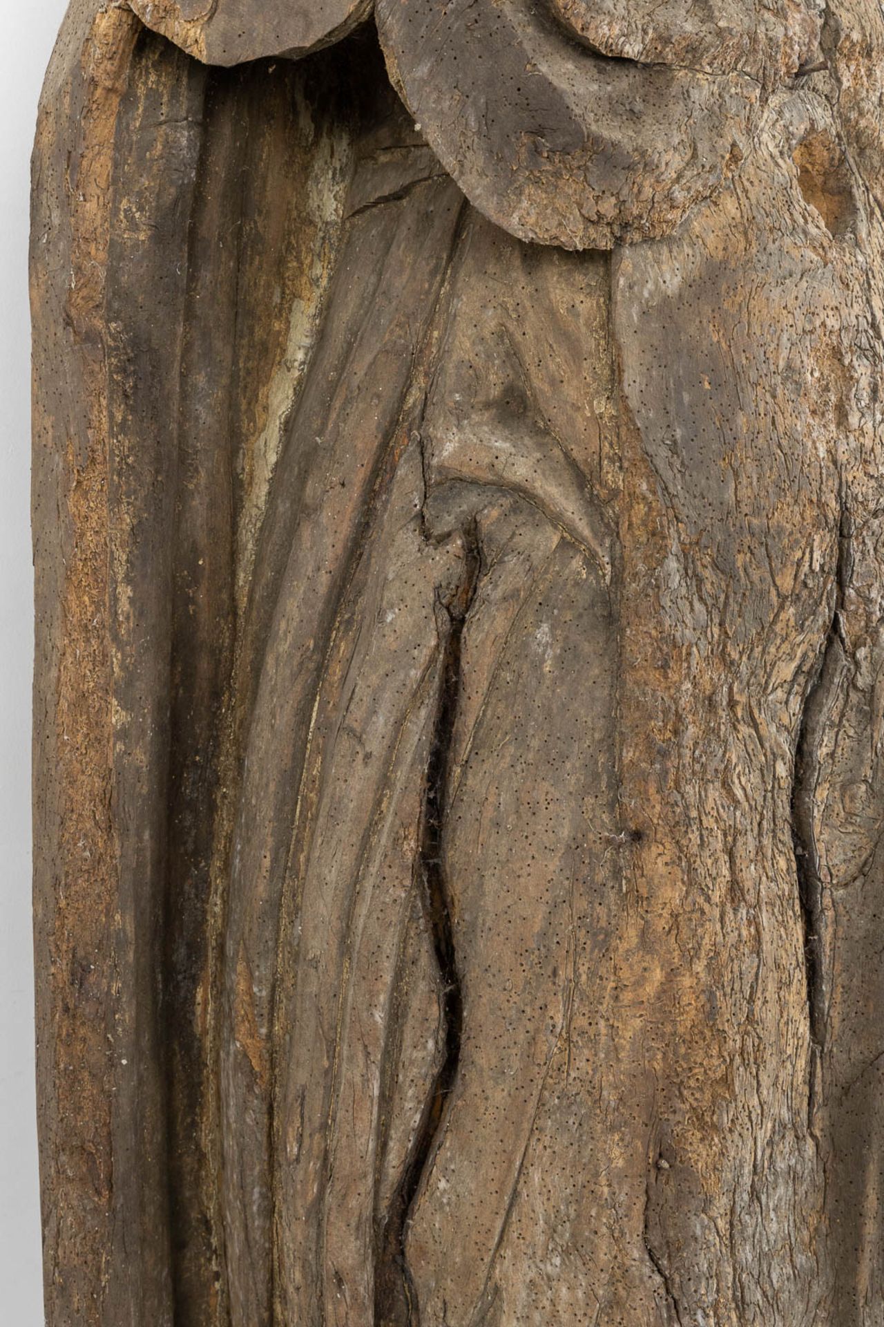 The antique remains of a wood sculptured angel or saint, 16th/17th C. (L:38 x W:63 x H:147 cm) - Bild 8 aus 10