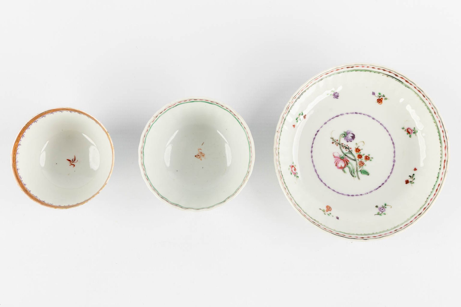 Ten Chinese Famille Rose plates and cups, flower decor. (D:23,5 cm) - Image 12 of 13