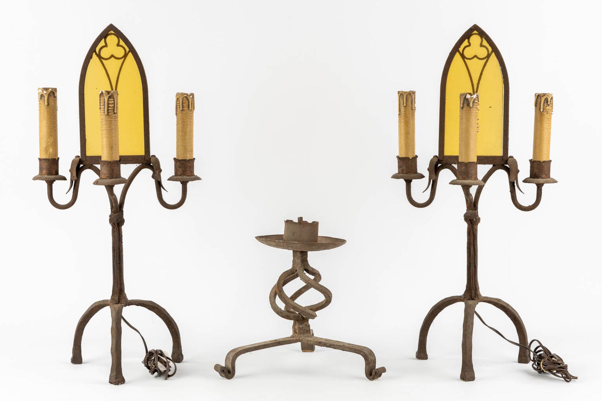 A pair of wrought iron table lamps in a Gothic Revival style. Added a candlestick. (H:63 cm) - Bild 5 aus 9