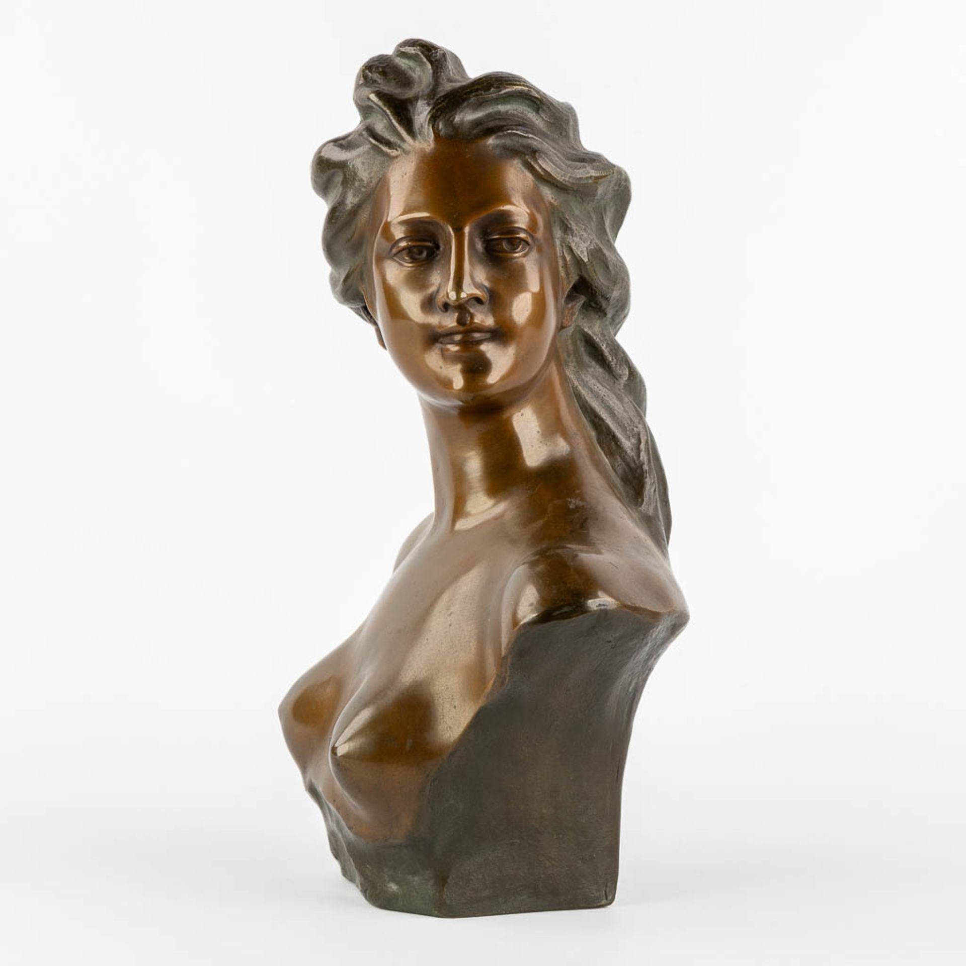 Jef LAMBEAUX (1852-1908) 'Bust Of a Young Lady'. (L:18 x W:28 x H:42,5 cm)