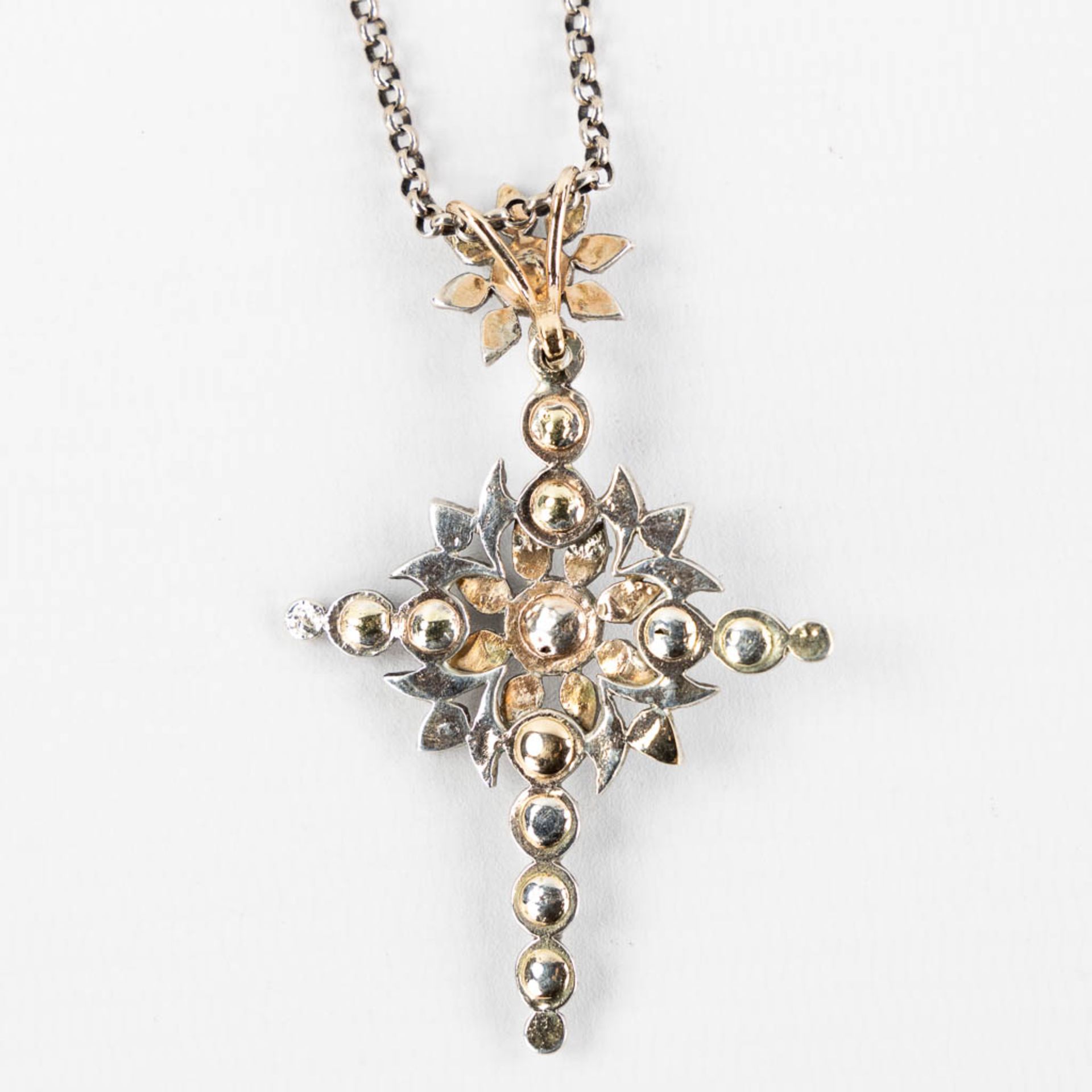 Three antique pendants in the shape of a crucifix, with old-cut diamonds. 18kt white and yelow gold. - Bild 5 aus 9