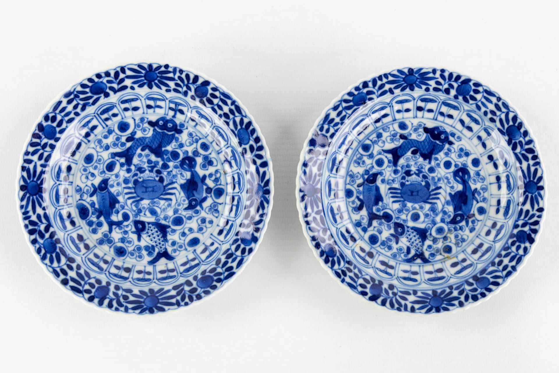 A pair of Chinese plate, blue-white decor of 'Fish and Crab', 19th C. (D:13,5 cm) - Bild 3 aus 9