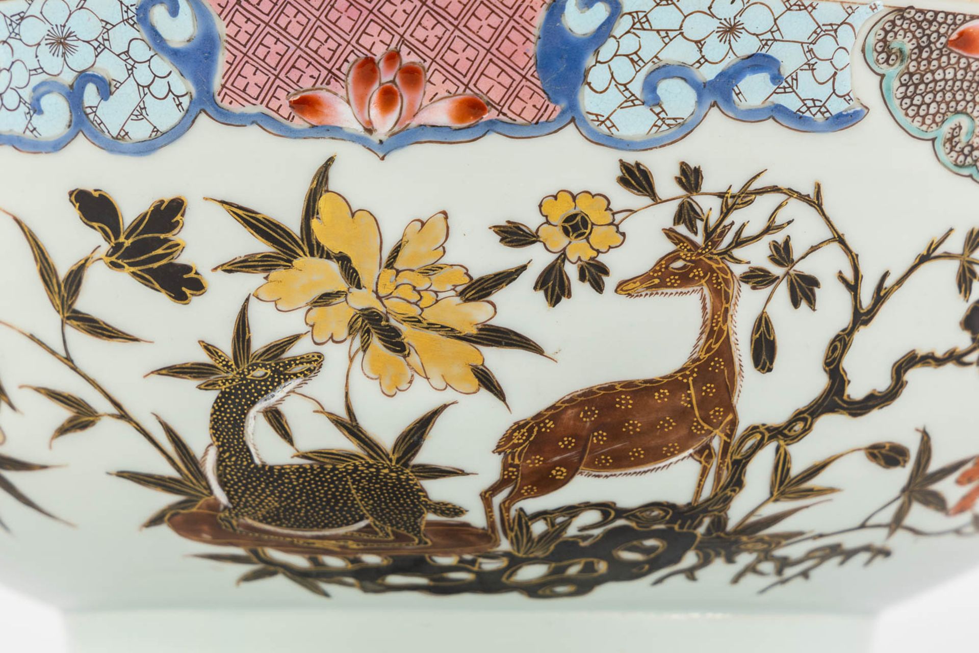 A large Chinese Famille Rose 'Deer' bowl. 19th C. (H:11 x D:28,5 cm) - Bild 12 aus 14