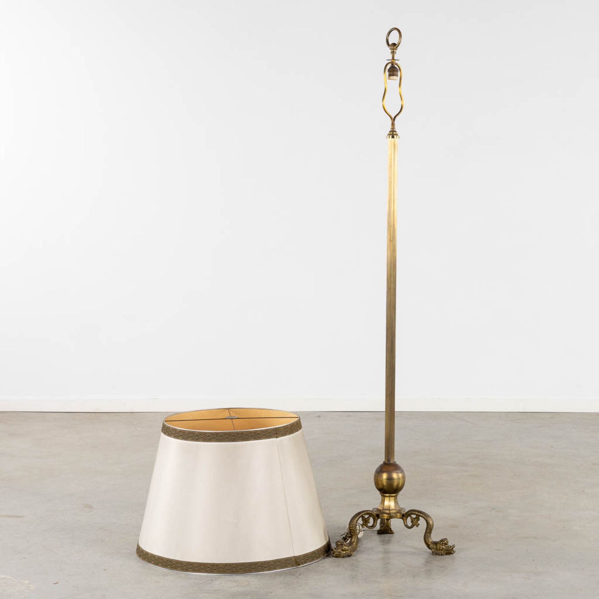 A marble and bronze coffee table, added a floorlamp. Circa 1960. (L:52 x W:101 x H:41 cm) - Bild 6 aus 19