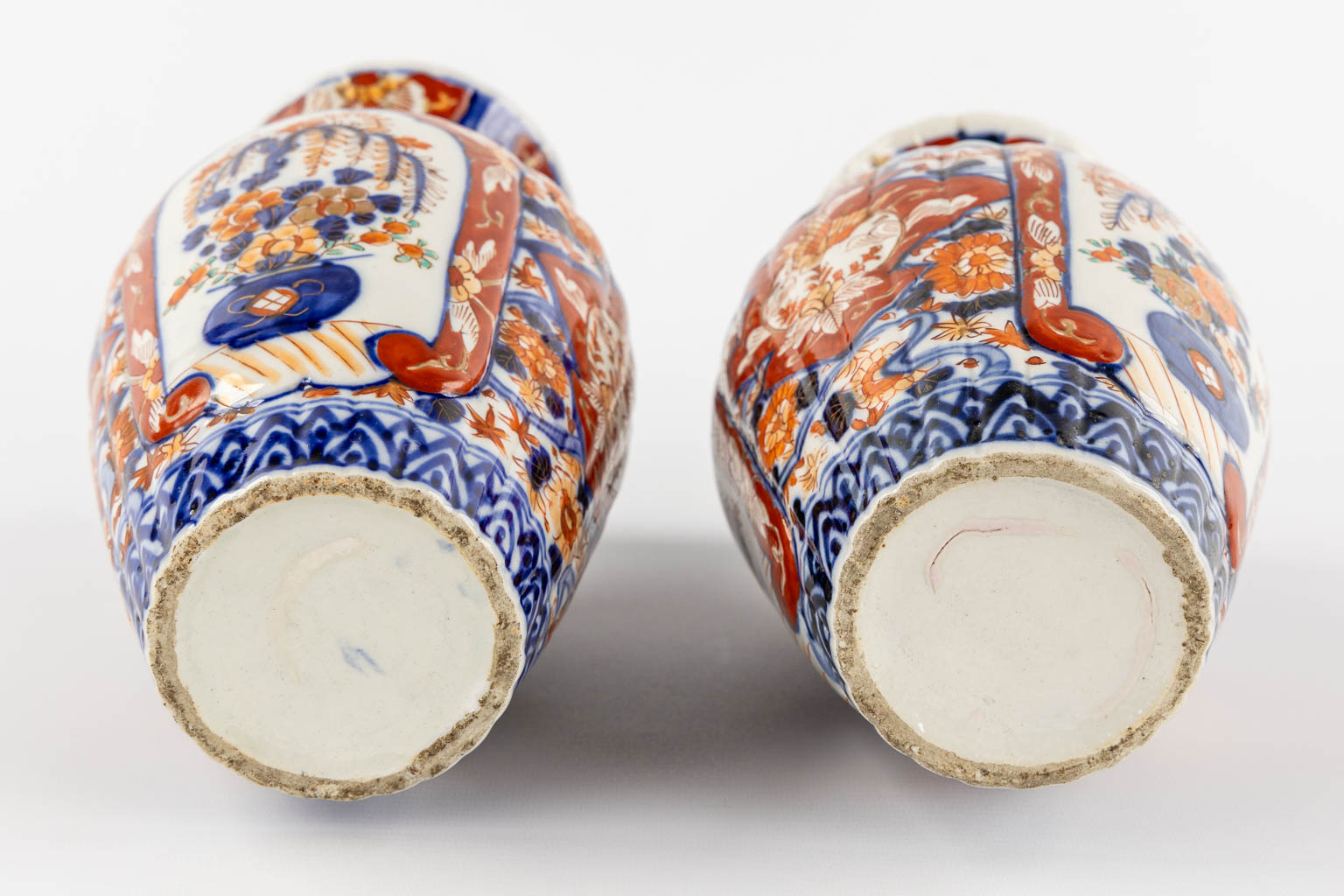 A pair of vases and a bowl, Japanese Imari porcelain. (H:25 x D:14 cm) - Image 7 of 11