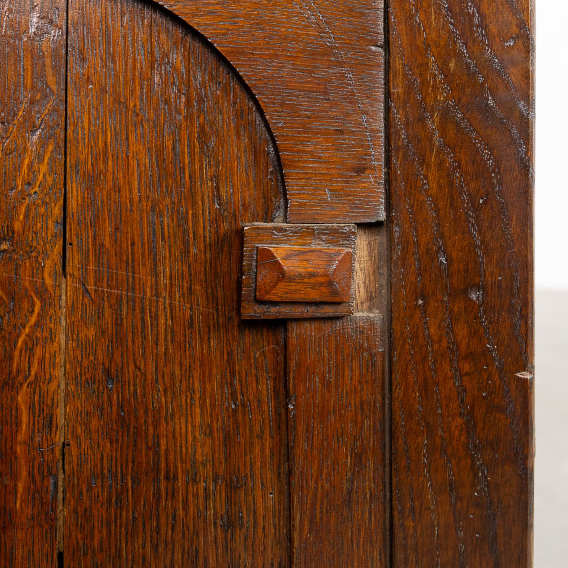 An antique commode, doors and drawers. Sculptured oak, 18th C. (L:55 x W:108 x H:109 cm) - Bild 11 aus 14