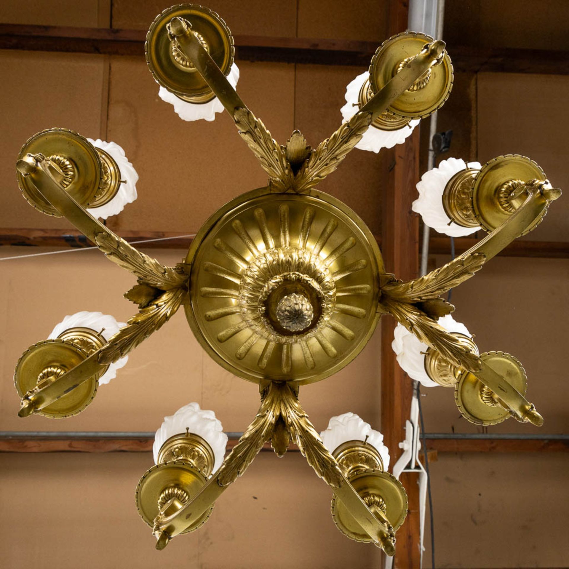 A chandelier, bronze in a Louis XVI style. Gilt bronze. (H:100 x D:72 cm) - Bild 8 aus 9