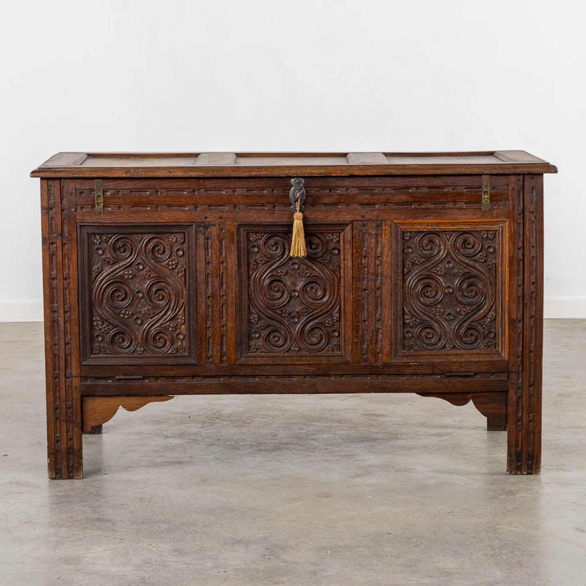 A chest with wood-sculptured panels. 19th C. (L:56 x W:120 x H:72 cm) - Bild 5 aus 11