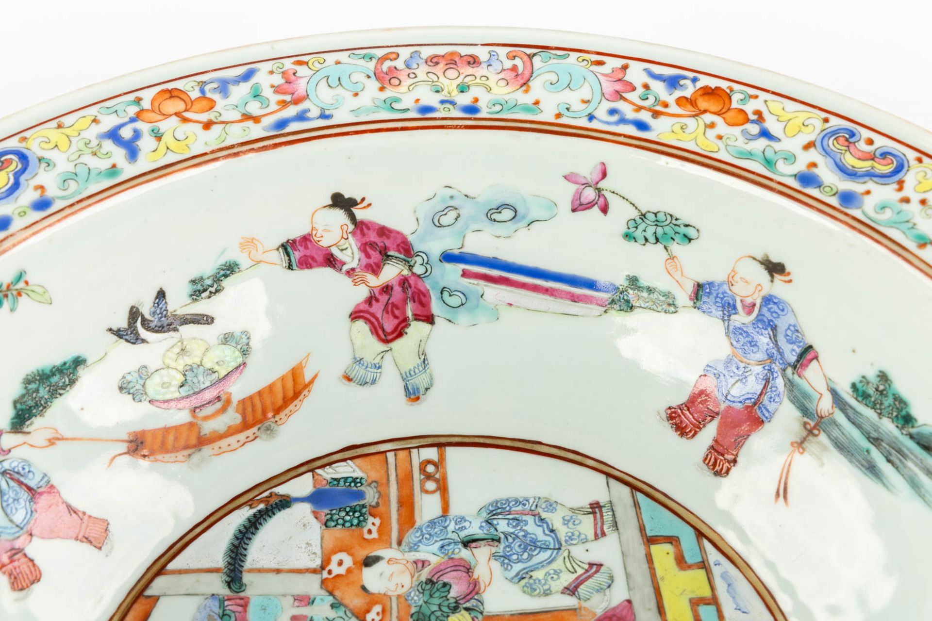 A large Chinese Famille Rose bowl, 'The Harvest'. 19th C. (H:11,5 x D:38 cm) - Image 6 of 9