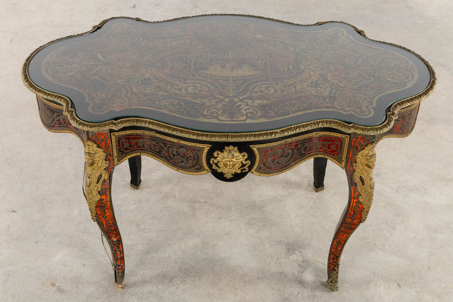 A Boulle 'Table Violon', tortoiseshell and copper inlay, Napoleon 3. (L:76 x W:130 x H:77 cm) - Image 9 of 19