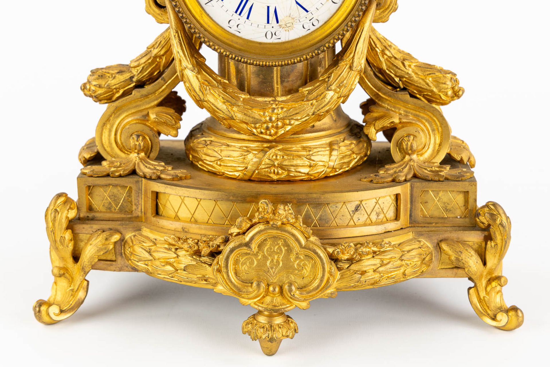 A three-piece mantle garniture clock and candelabra, gilt bronze. 19th C. (L:20 x W:32 x H:43 cm) - Bild 13 aus 13