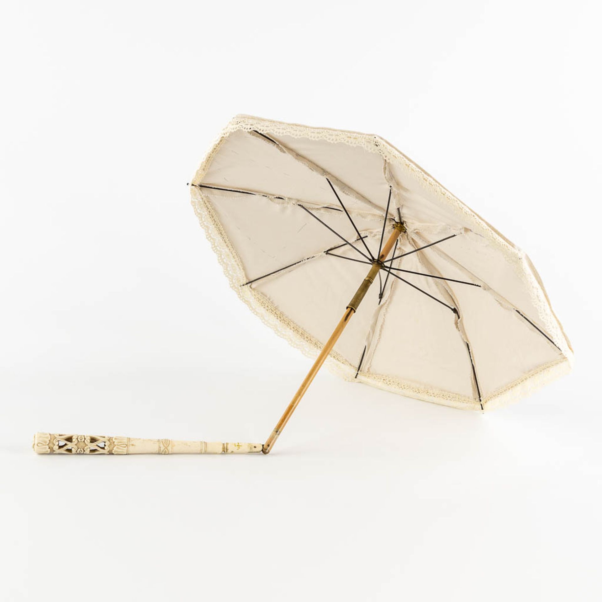 A sunshade with ivory handle, France, 19th C. (L:60 cm) - Image 3 of 11