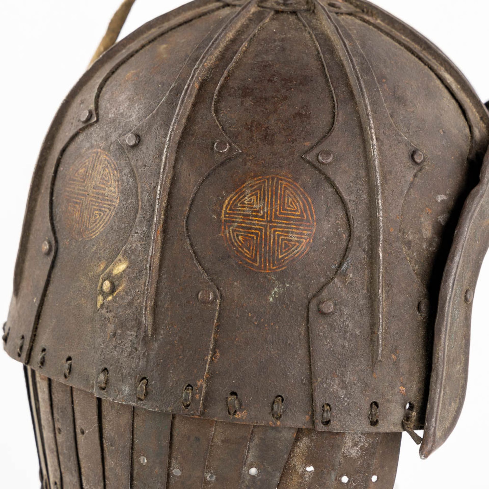 A Tibetan military helmet, iron and leather. 18th/19th C. (L:20 x W:24 x H:42 cm) - Image 7 of 11