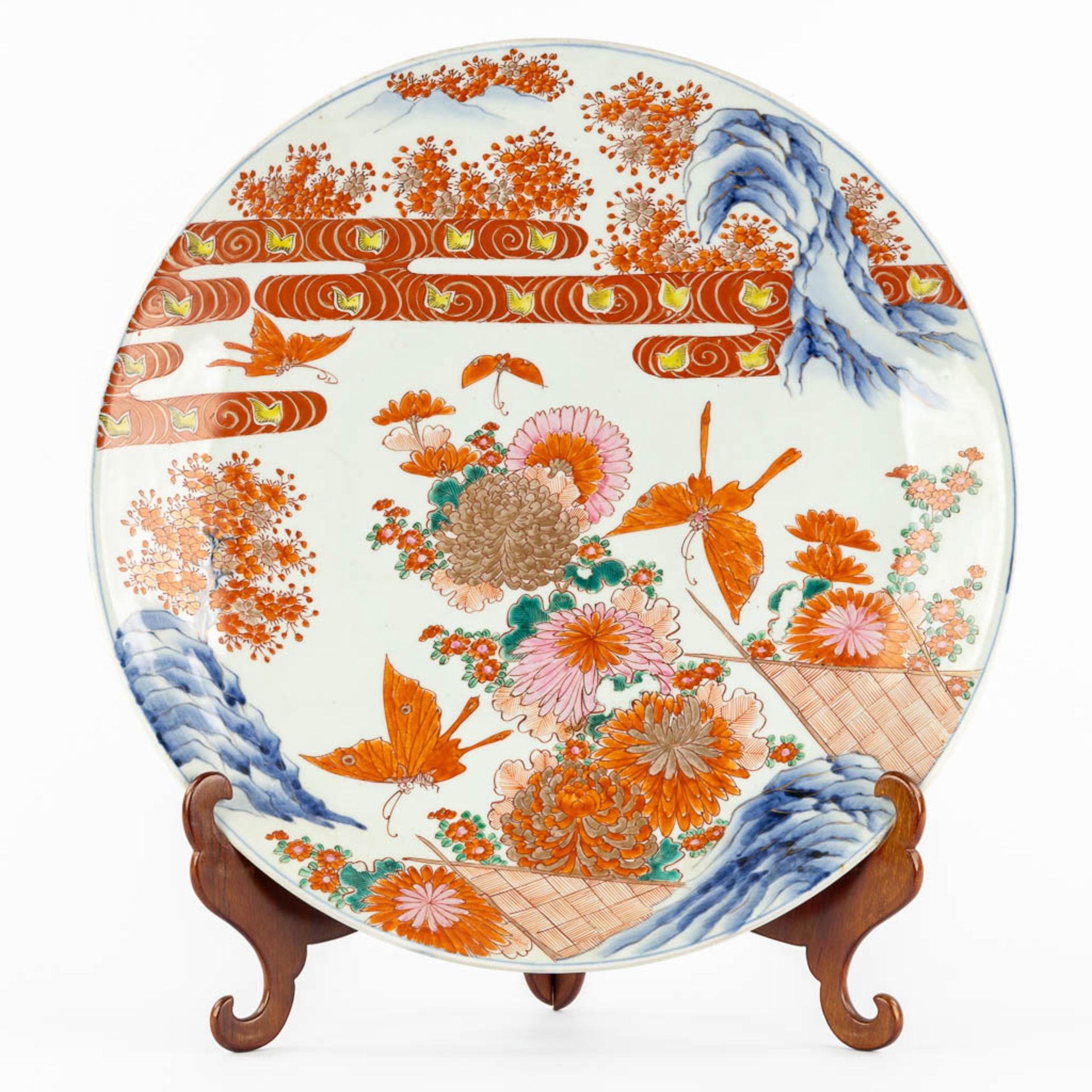 A large Japanese Imari bowl, decorated with butterflies and flowers. 19th C. (D:47 cm)