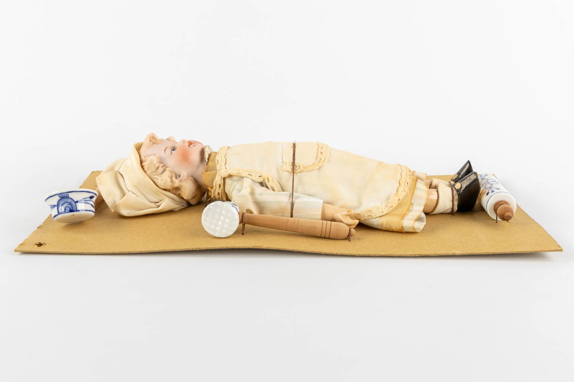 William Goebel, 'Boy Chef' a porcelain doll mounted on a cardboard with accessories. (W:20,5 x H:37 - Image 4 of 9