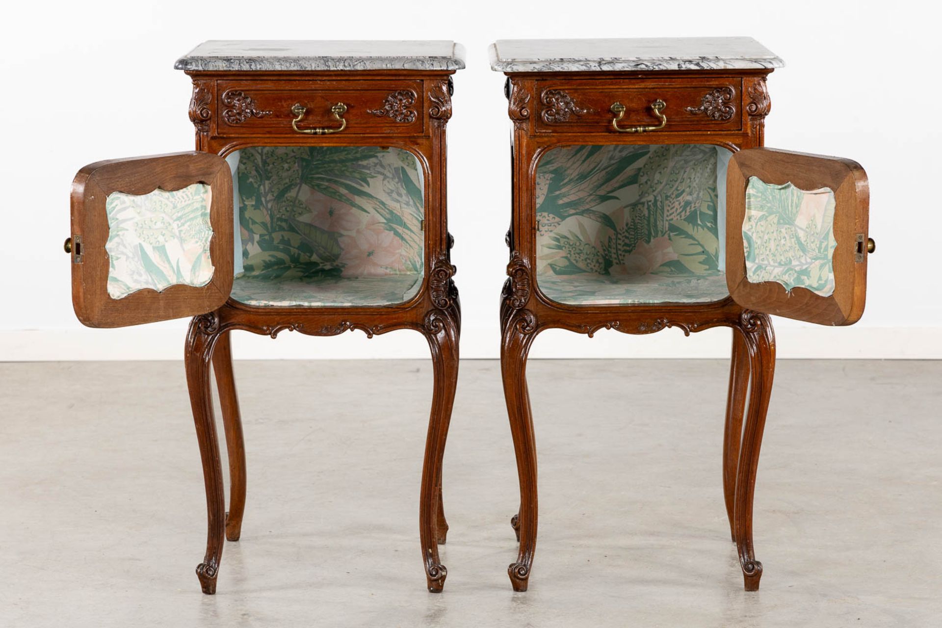 A pair of nightstands, Louis XV style with a marble top. (L:44 x W:44 x H:83 cm) - Bild 7 aus 12