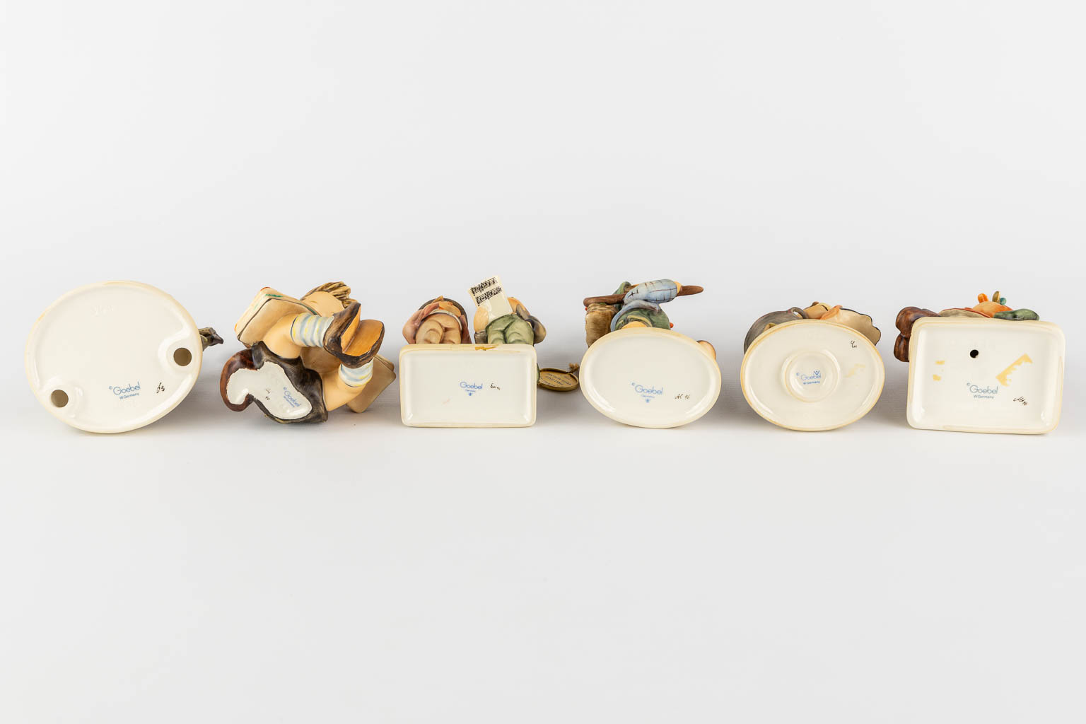 Hummel, 12 figurines, polychrome porcelain. (H:18,5 cm) - Image 9 of 10